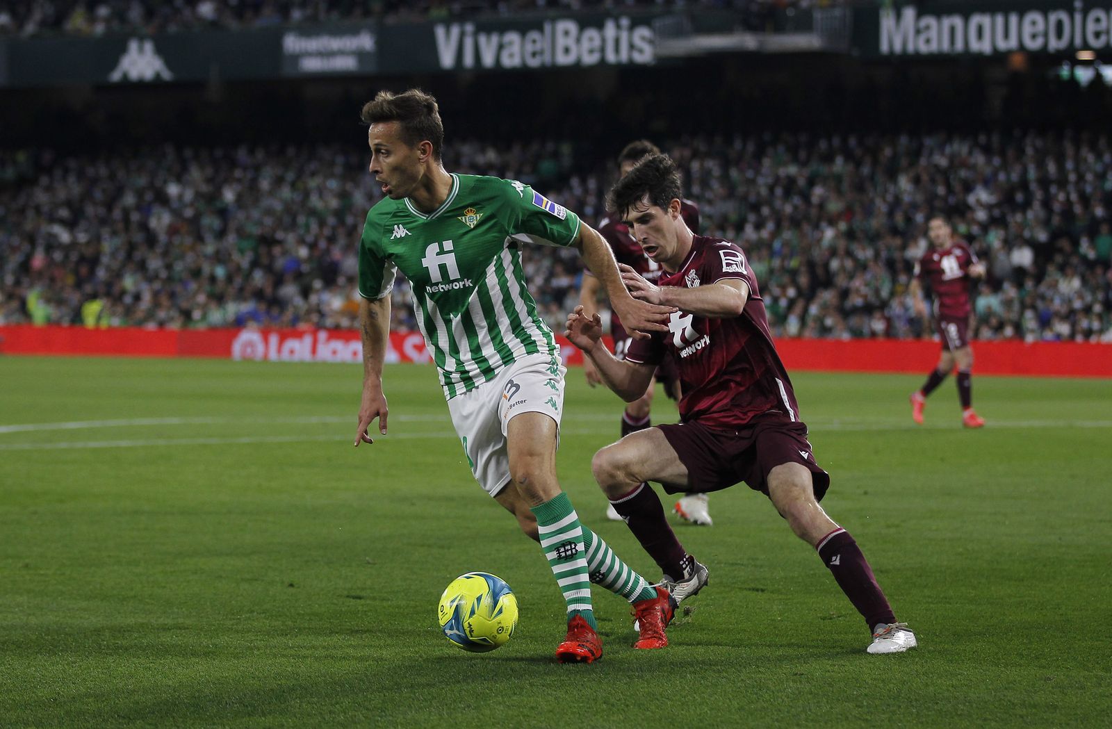 Canales controla un balón en el Betis- Real Sociedad de Liga.