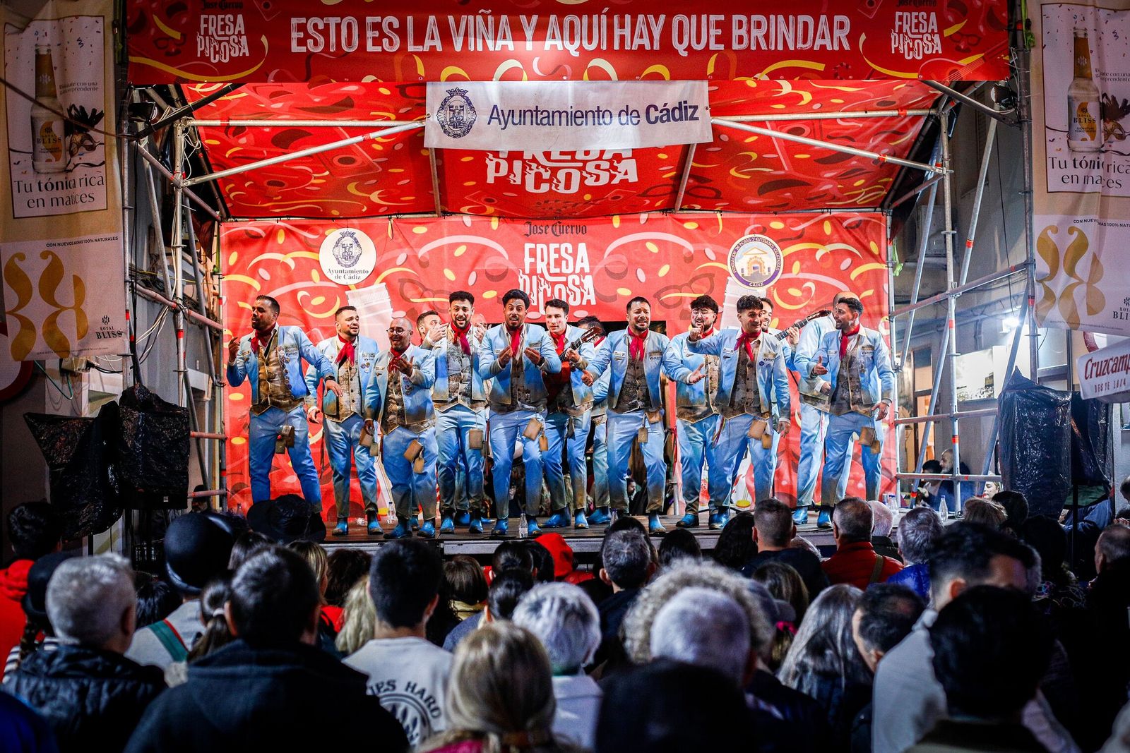 Una agrupación cantando en el Concurso de Popurrís de La Viña.
