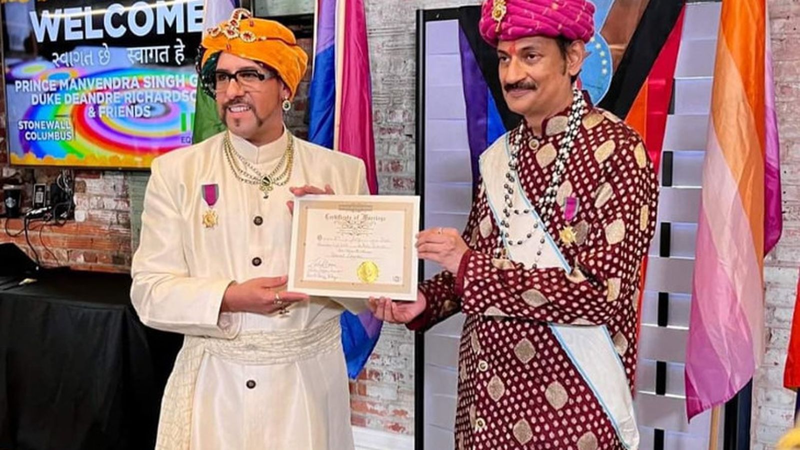 El príncipe Manvendra, a la derecha, en la recepción de un galarón por su compromiso