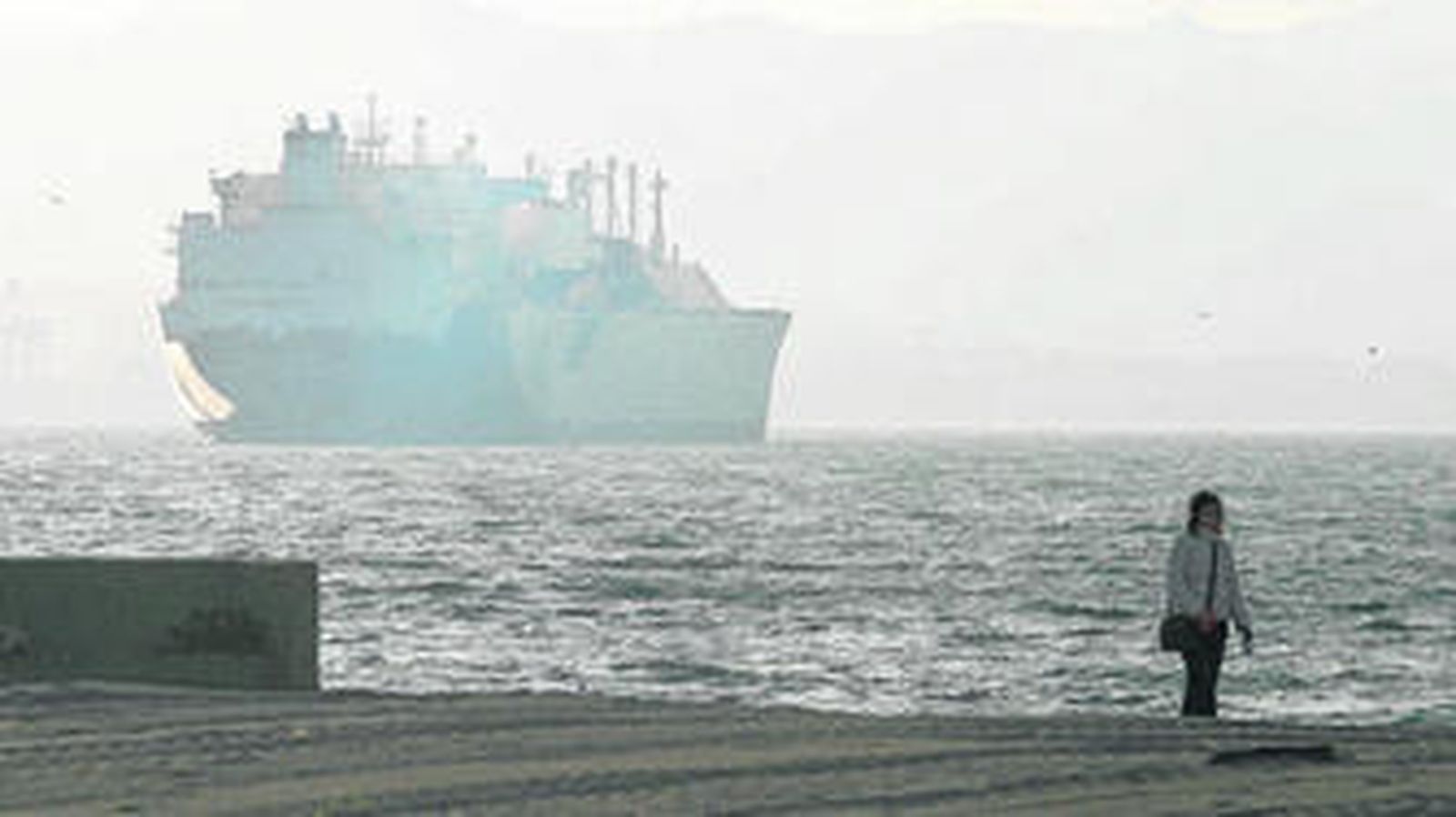 Un buque, fondeado en aguas de la Bahía de Algeciras.