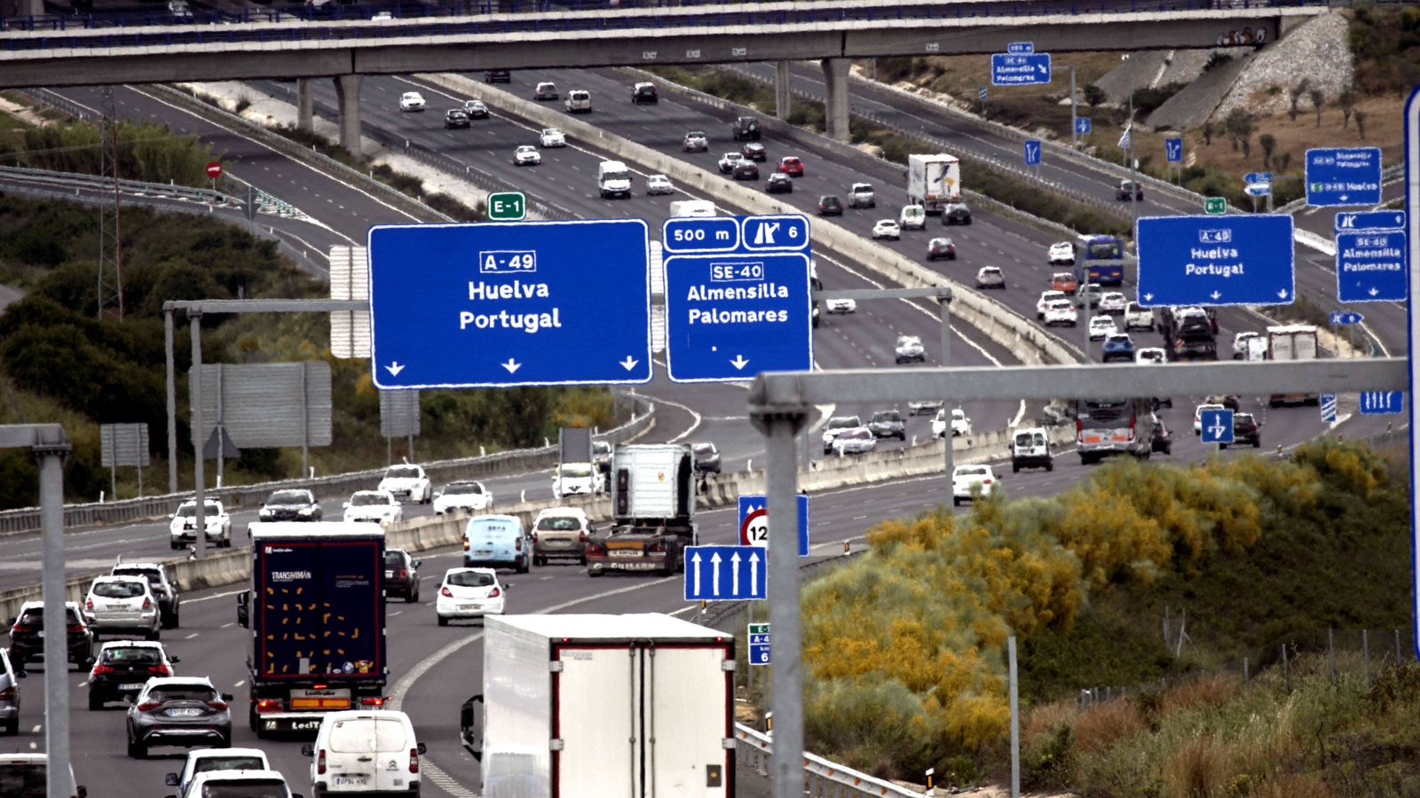 Caravana de coches, en sentido a Huelva, en la A-49.