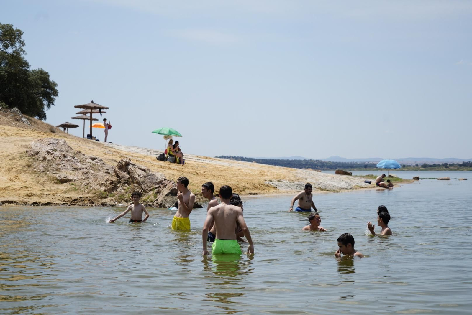 El inicio de la temporada de baño en la playa de La Colada, en fotografías