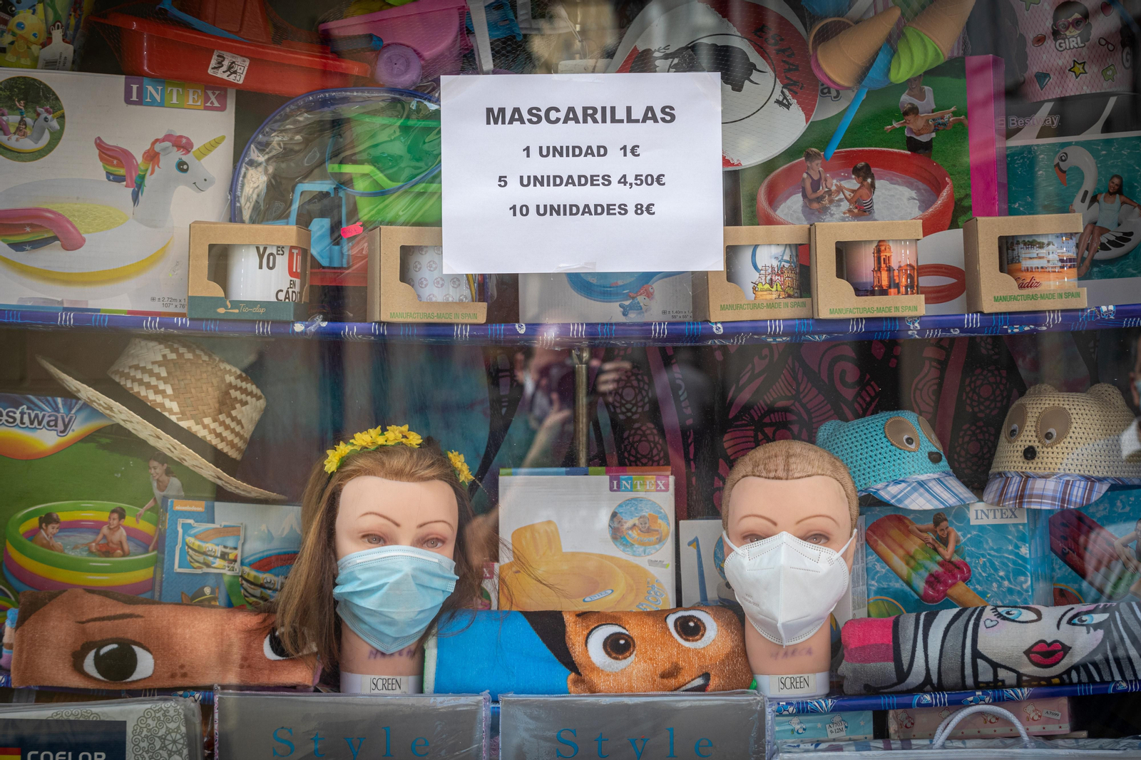 21.05.2020. Mascarillas a la venta en una tienda de 'Todo a 100'.