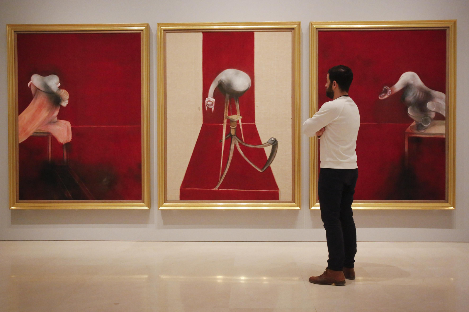 1. 'Segunda versión de Tríptico 1944', obra realizada por Francis Bacon en 1988. 2. 'El baile', de Paula Rego. 3. 'Muchacha con perro blanco' y 'Hombre con cardo', dos de los retratos de Lucian Freud. 4. Elena Crippa y José Lebrero charlan junto a 'Cecil Court, Londres W.C. 2' de R. B. Kitaj y 'Dos plantas' de Freud. 5. 'Dos figuras sentadas, nº2', de Leon Kossoff.