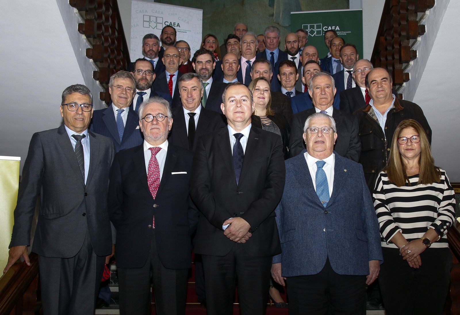 Los asociados de CAEA junto al ex presidente, Luis Osuna.