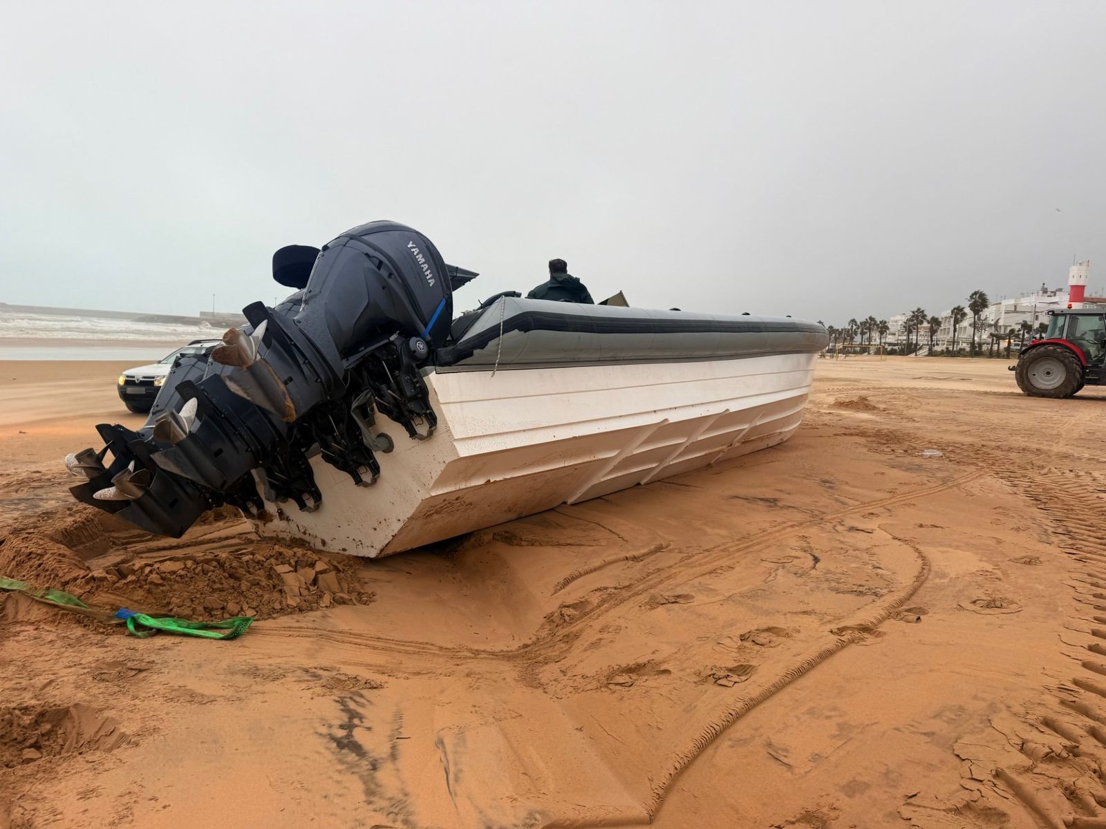 Narcolancha que ha amanecido este miércoles en la playa del Carmen de Barbate.