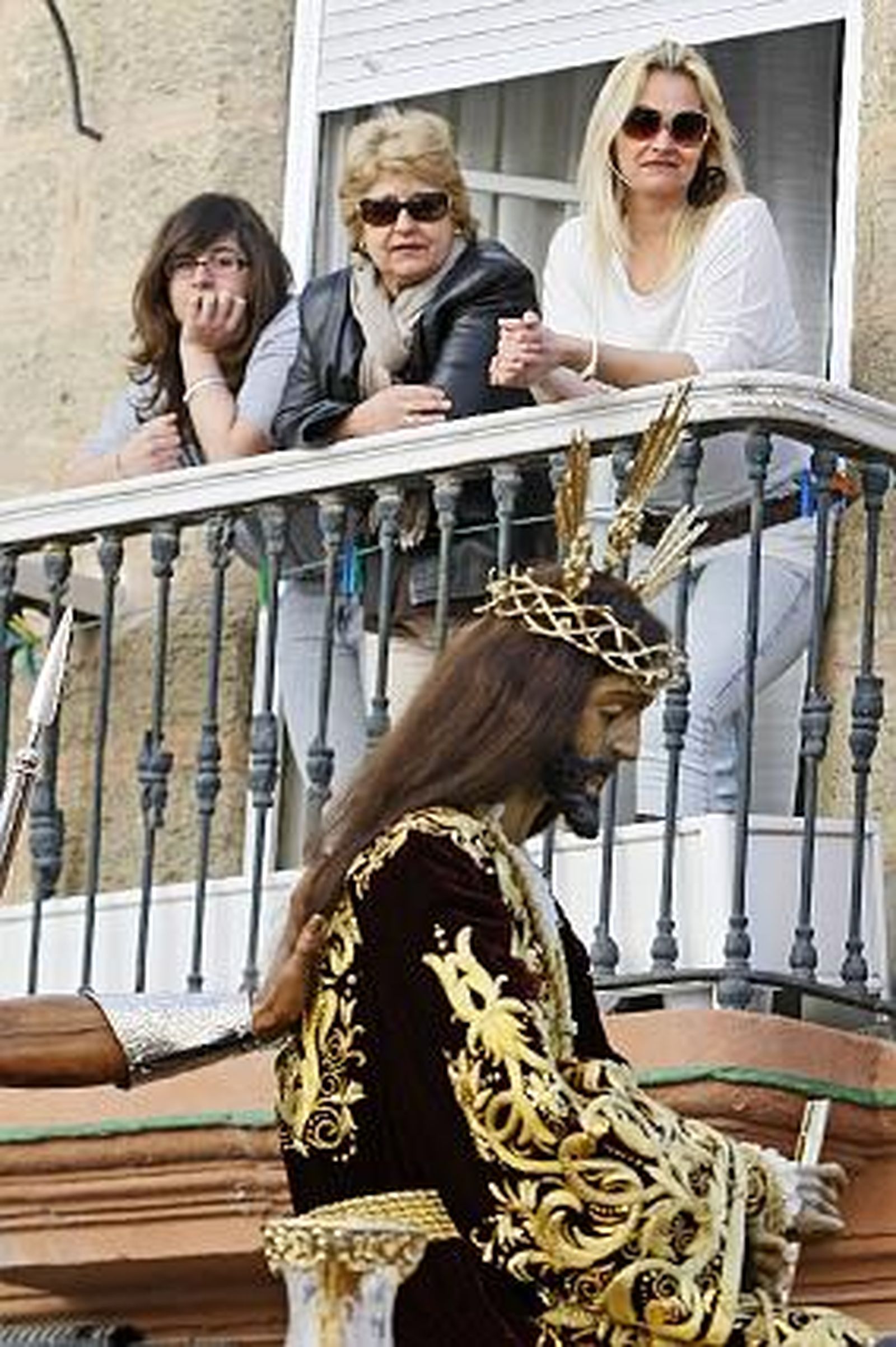 Cientos de gaditanos rinden pleitesía al paso de Cigarreras. /Fotos: Julio González