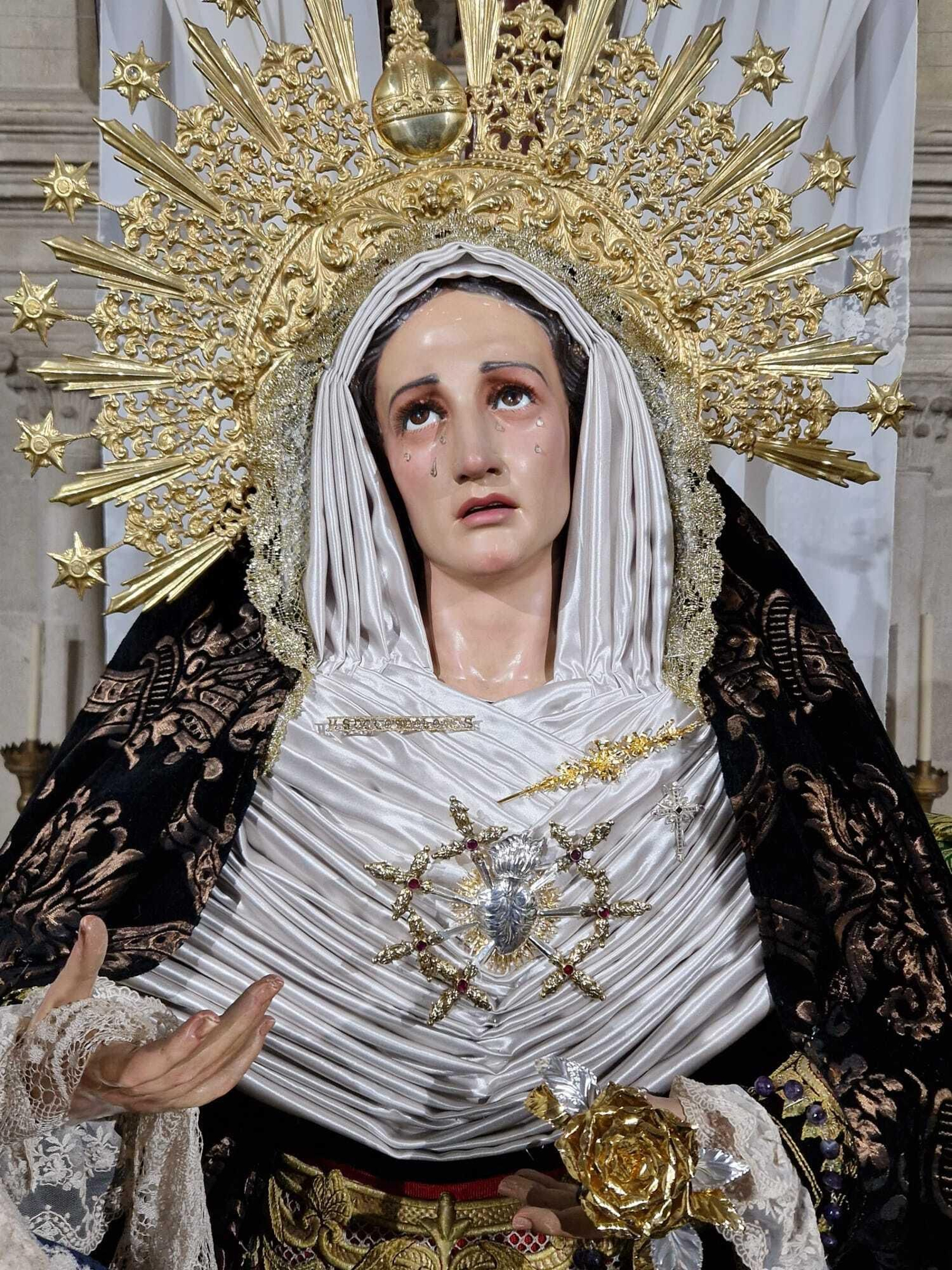 Virgen de Los Dolores con el broche de La Estrella
