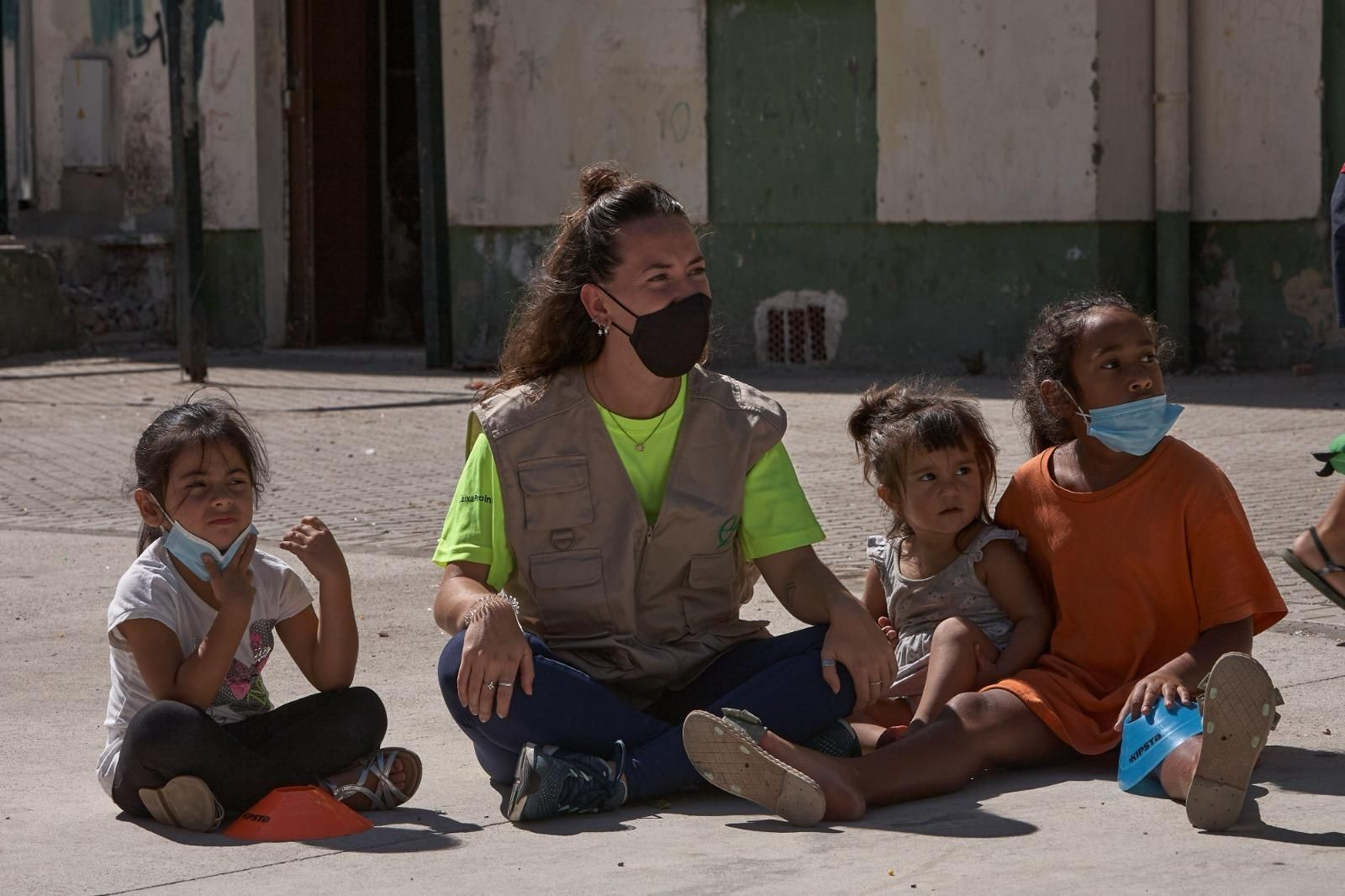 Voluntaria de la Fundación la Caixa con tres niñas