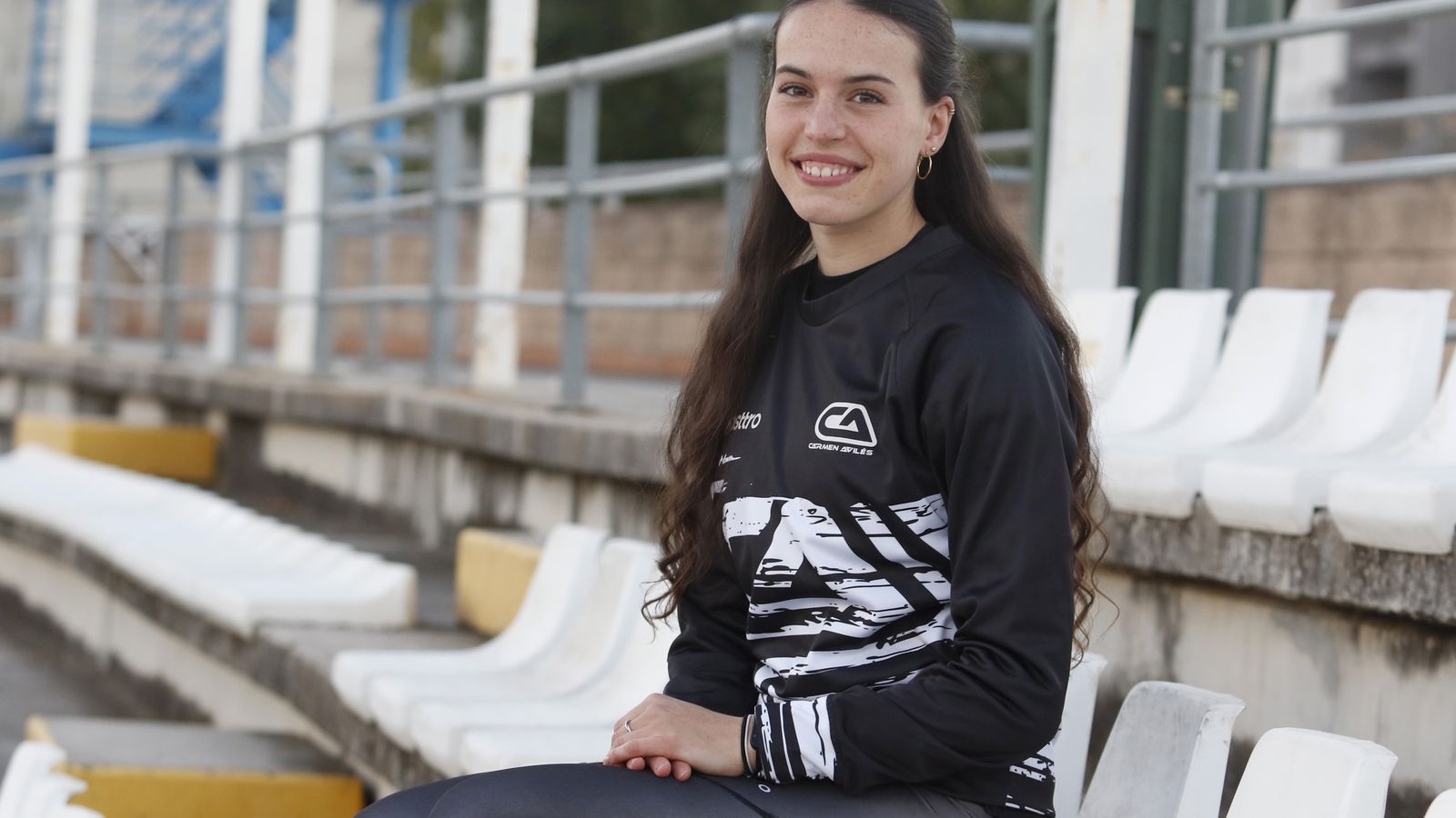 Carmen Avilés posa para 'el Día' en la grada de El Fontanar.