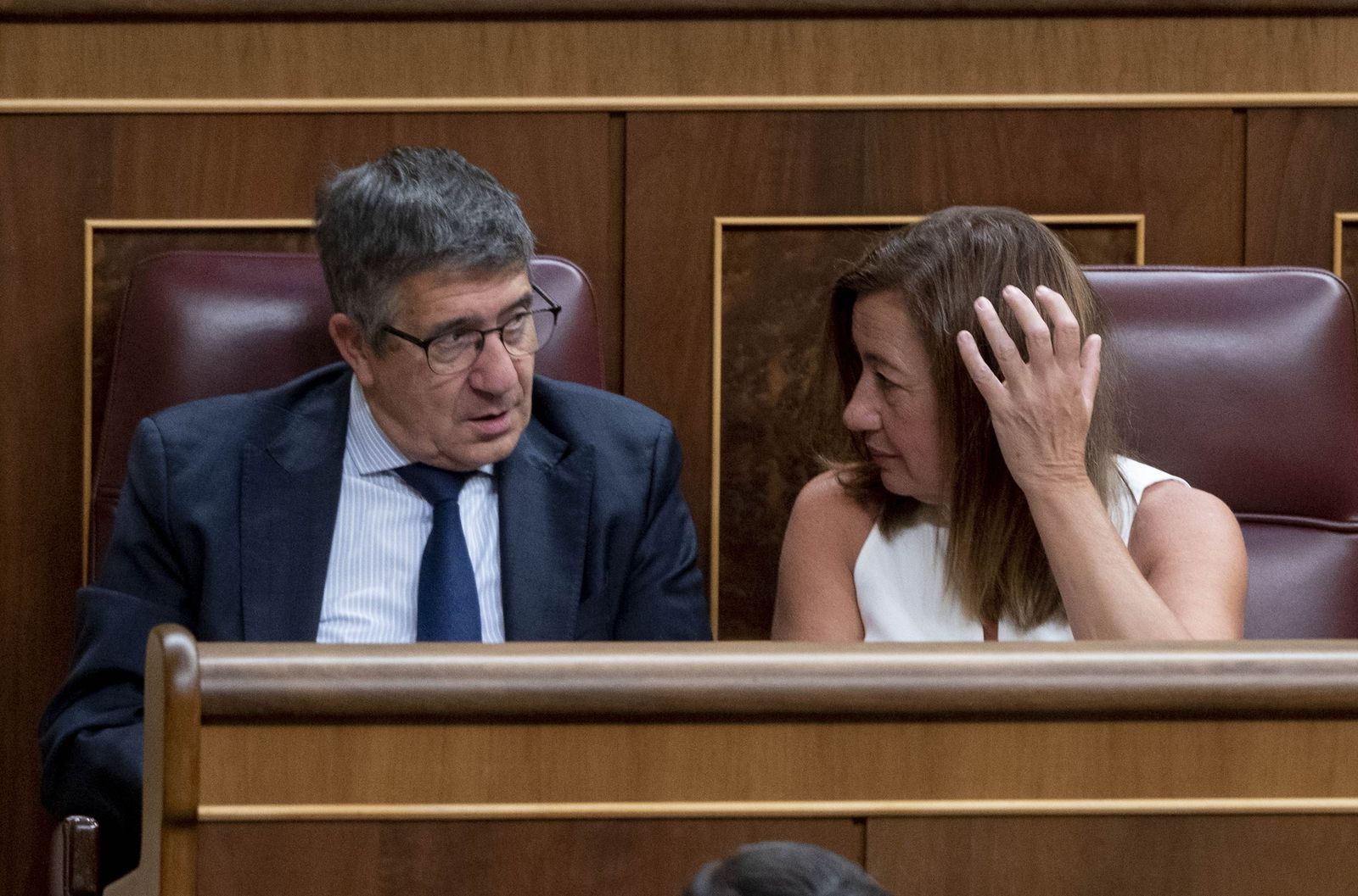 El portavoz de los socialistas en e lCongreso, Patxi López, junto a la presidenta de la Cámara, Francina Armengol.
