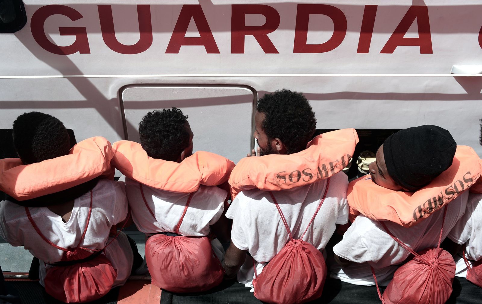 Varios de los migrantes que viajan en el buque 'Aquarius'.
