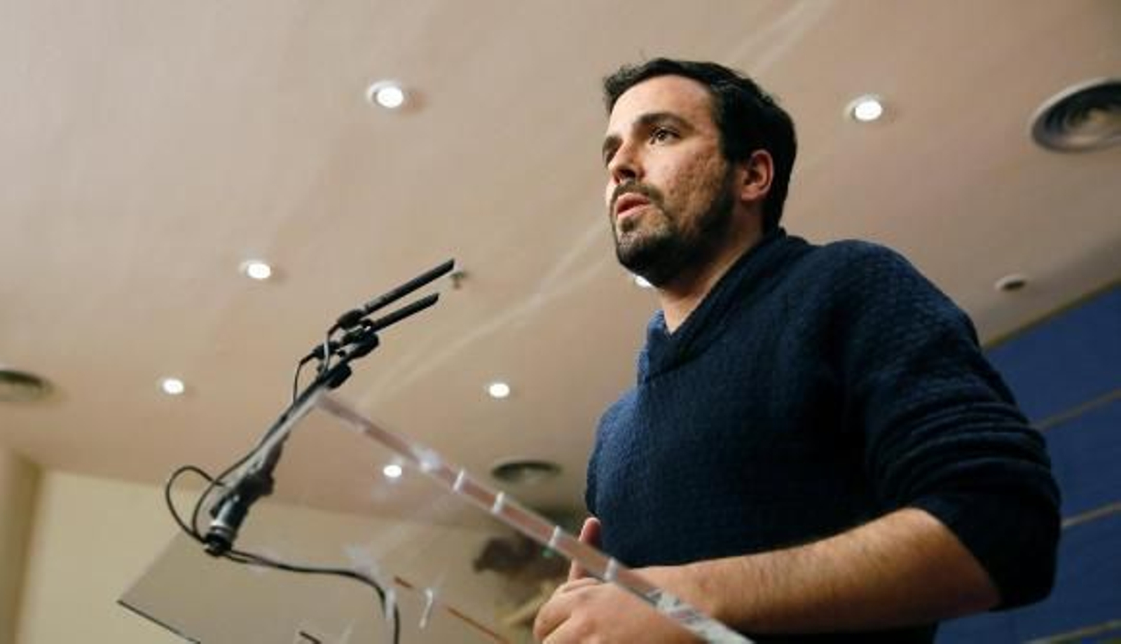 Garzón ofrece a Sánchez el programa de IU para un Gobierno de cambio