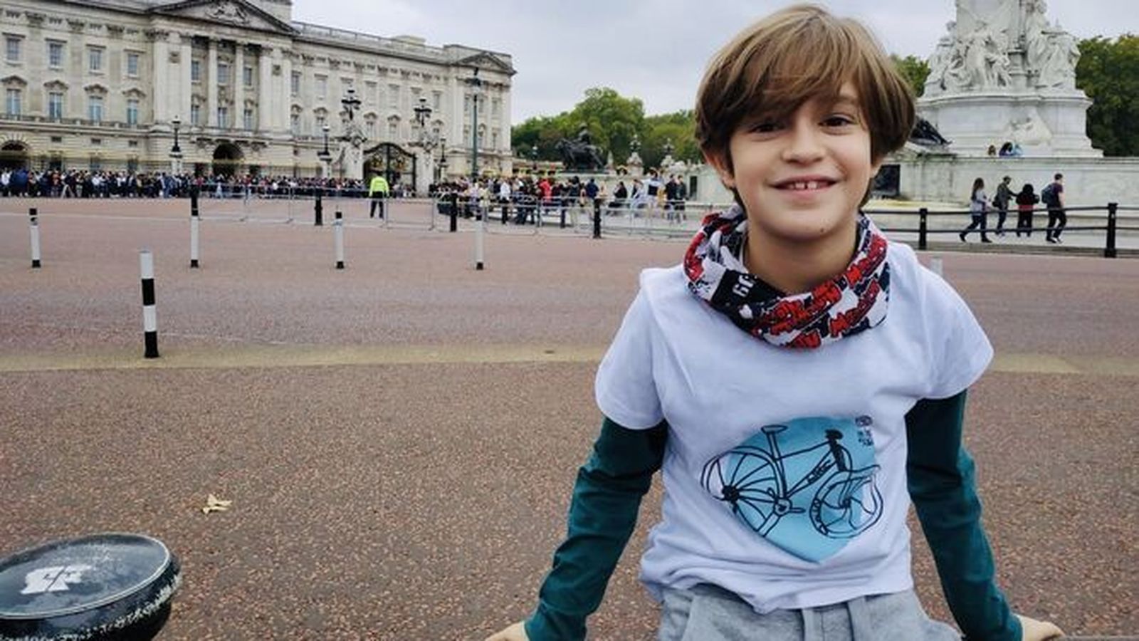 Pablo Silva, el niño de Écija que ha diseñado la camiseta solidaria para El Sillón Azul, Fundación El Gancho.