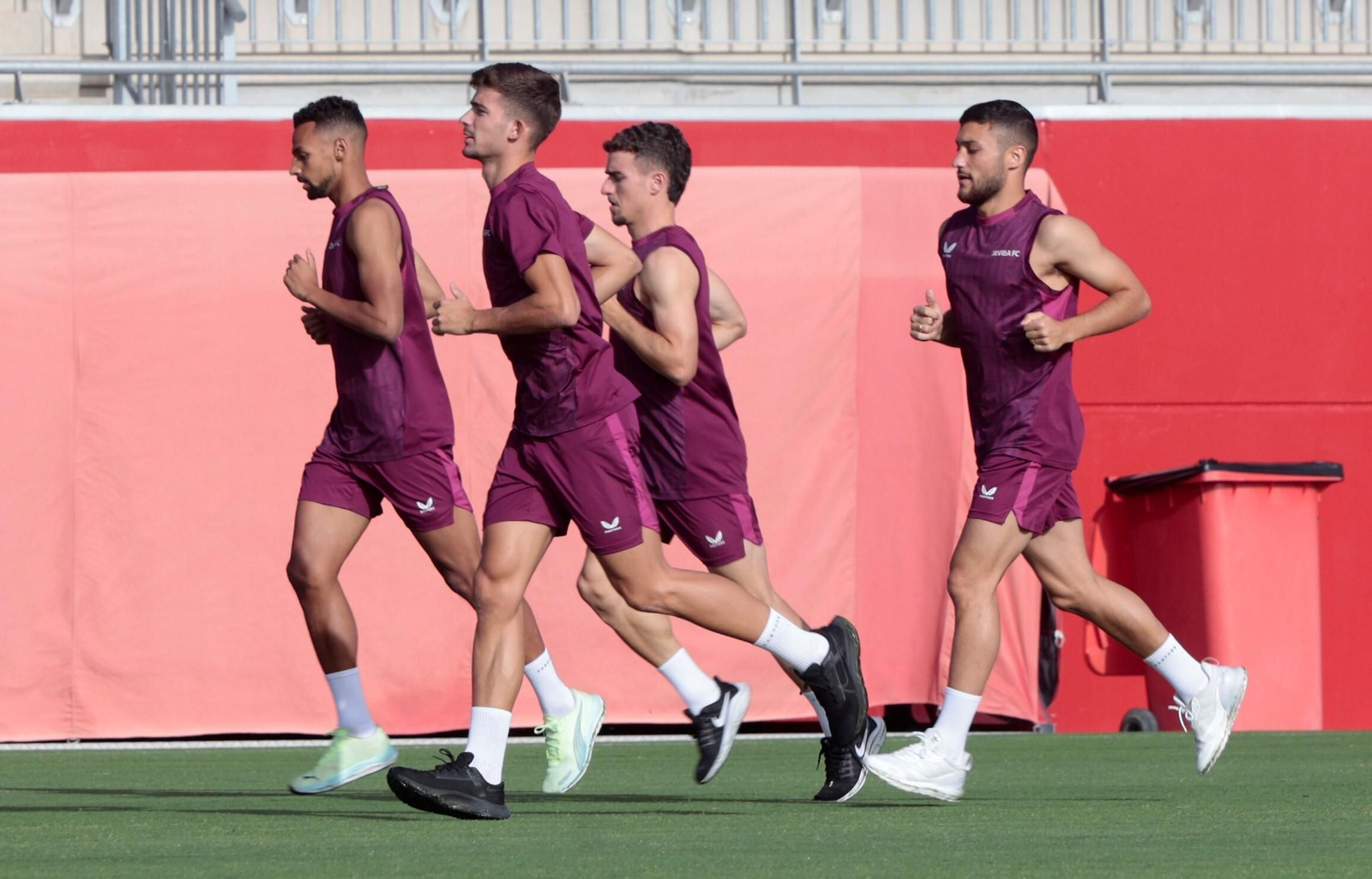 Óscar Rodríguez, tras Sow, Kike Salas y Pedrosa, en el entrenamiento de este lunes.