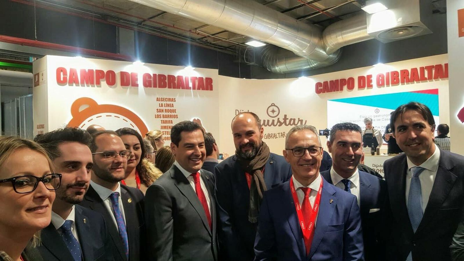 Visita del presidente de la Junta de Andalucía, Juanma Moreno, al stand del Campo de Gibraltar