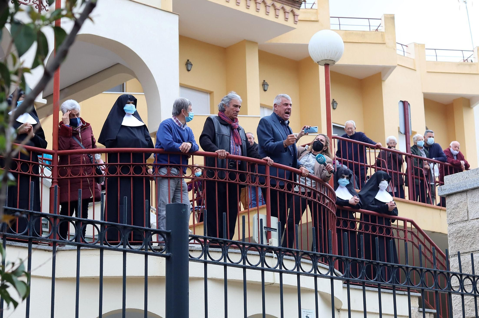 Imágenes de la procesión del Cautivo  bajo la lluvia en Huelva