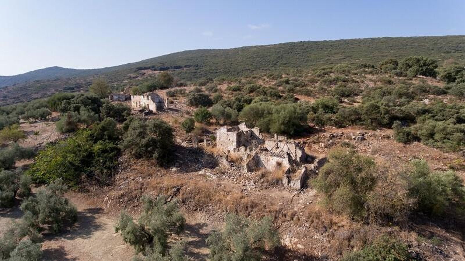 Los cortijos en ruinas marcan los principales hitos de esta senda.