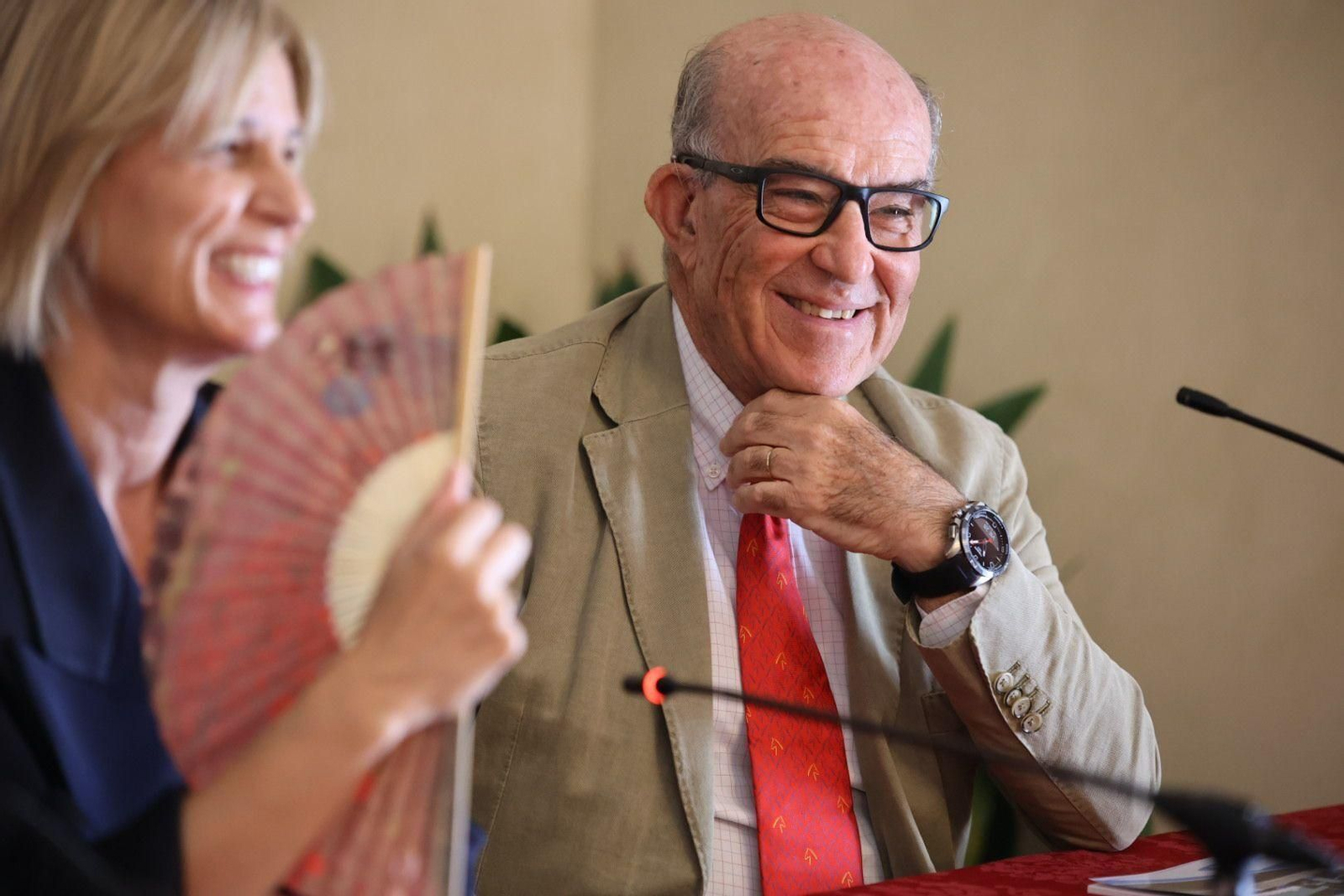 Un detalle que no pasó inadvertido: Carmelo Ezpeleta, con una corbata de los Juegos Ecuestres Mundiales de Jerez 2002. Un detalle que no pasó inadvertido: Carmelo Ezpeleta, con una corbata de los Juegos Ecuestres Mundiales de Jerez 2002.