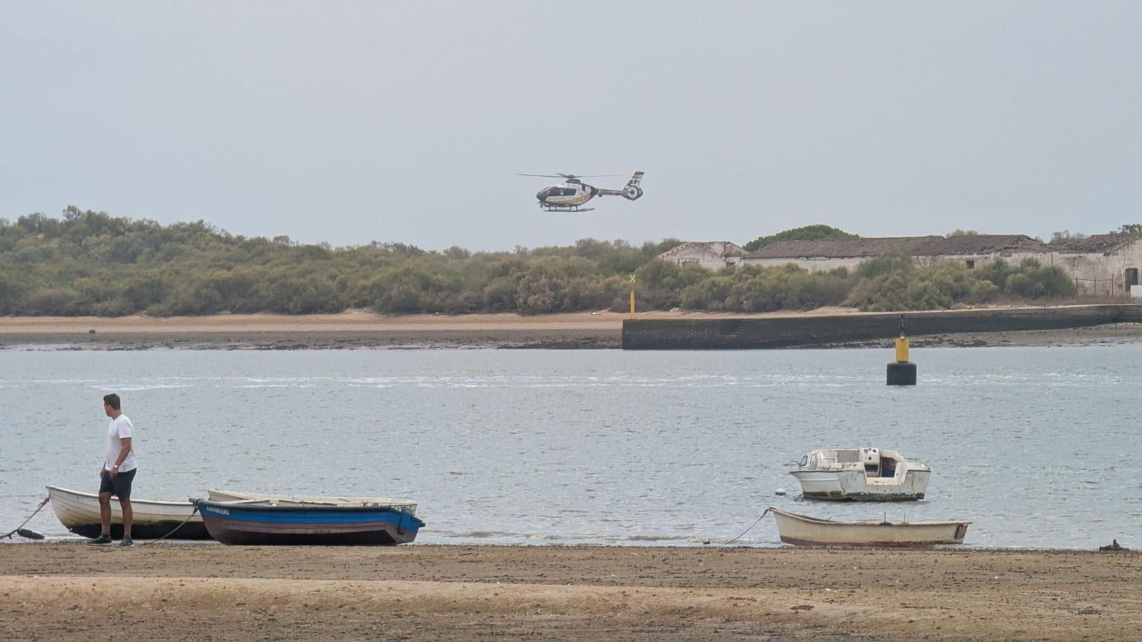 El helicóptero de la Guardia Civil vigila la zona de El Rompido.