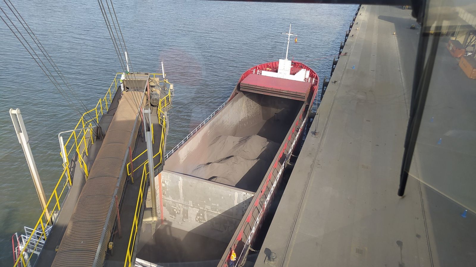 Labores de estiba en un buque granelero en el Ingeniero Juan Gonzalo.