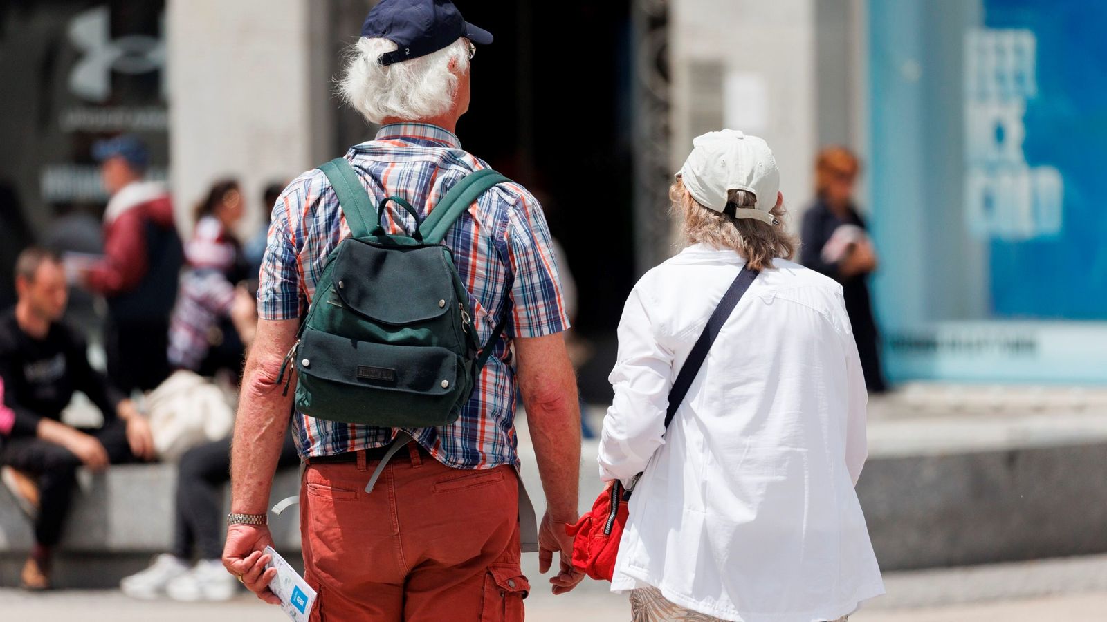 Un matrimonio de extranjeros paseando