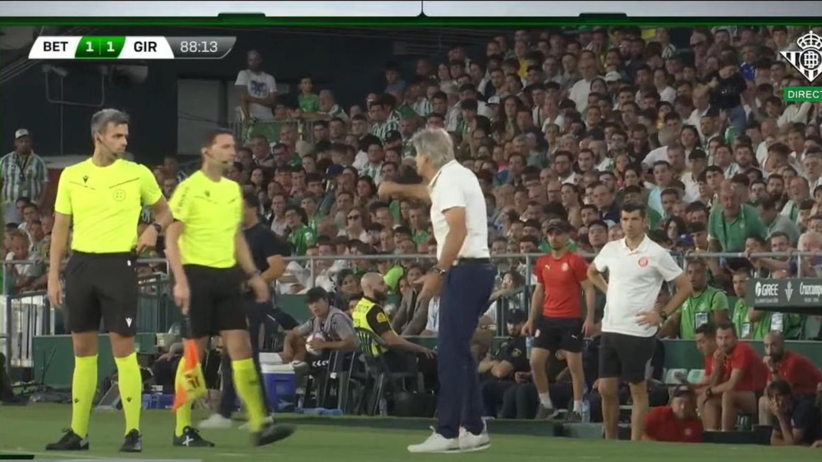 Manuel Pellegrini inicia las protestas por el fuera de juego en el minuto 88