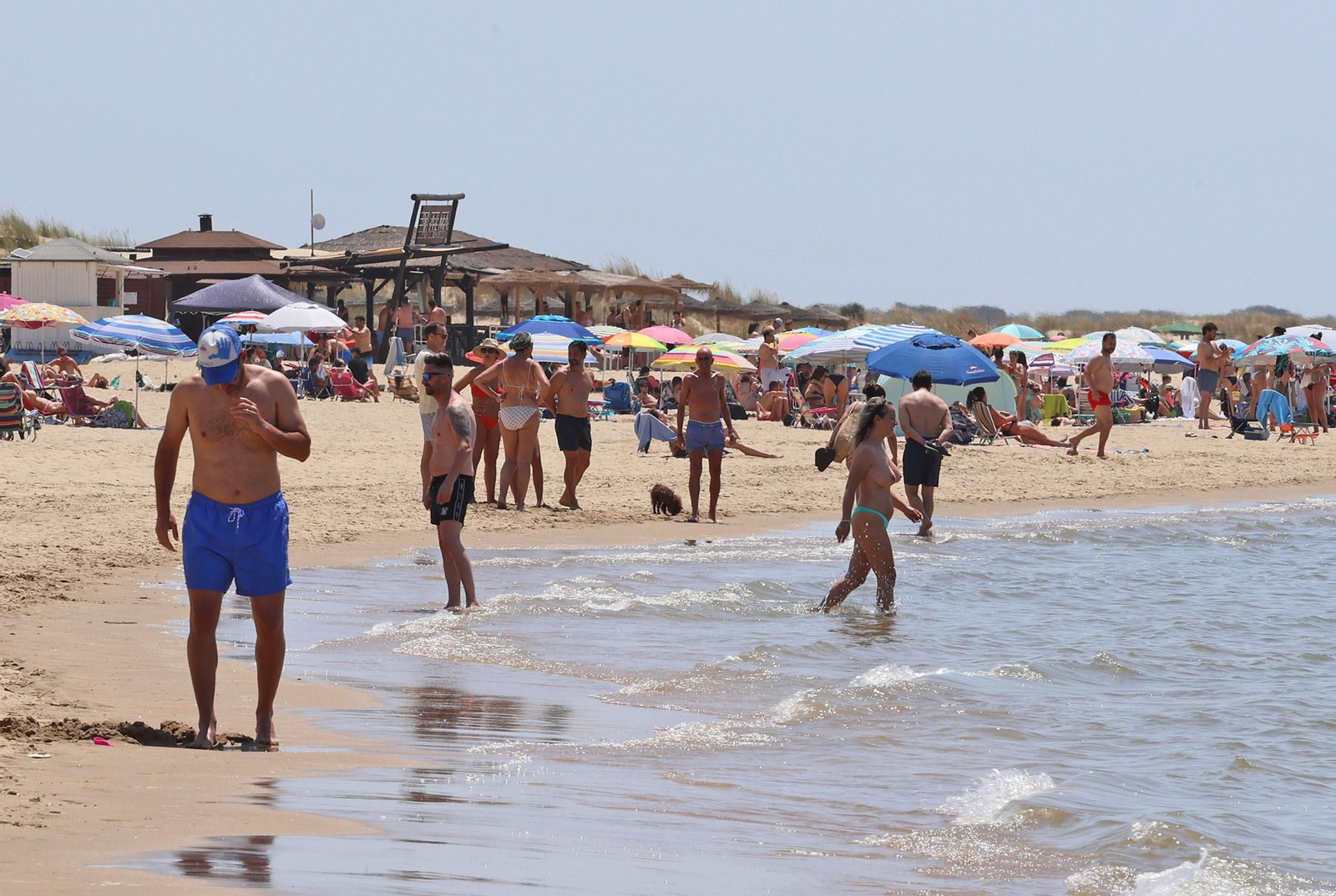Ambiente en las playas de Huelva en la mañana de domingo