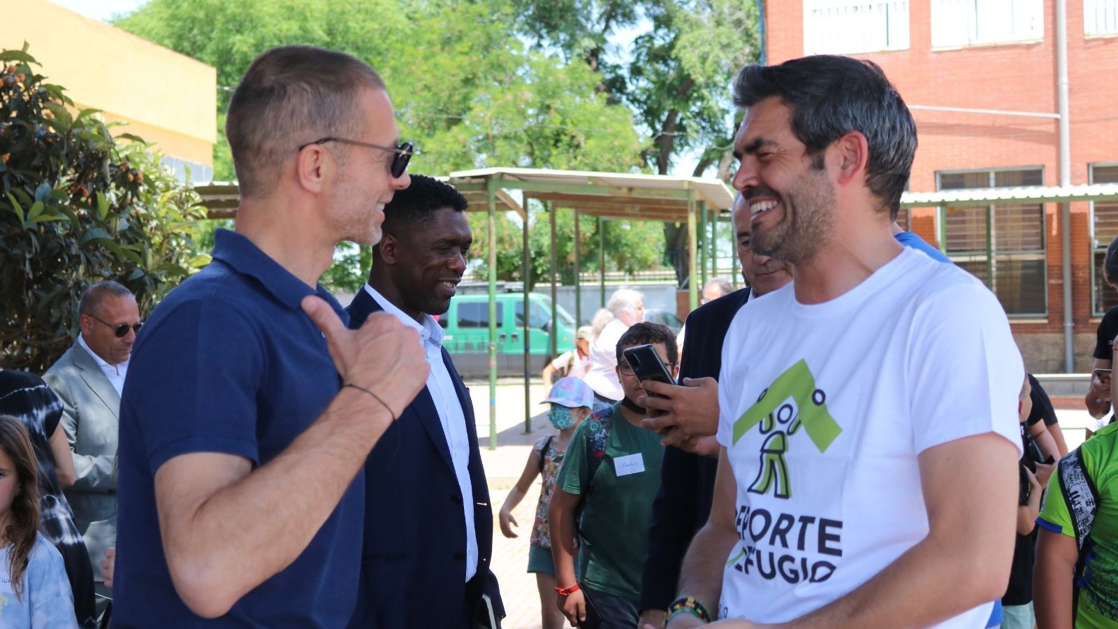 Ceferin, con Seedorf detrás, dialoga con Rafael Muela.