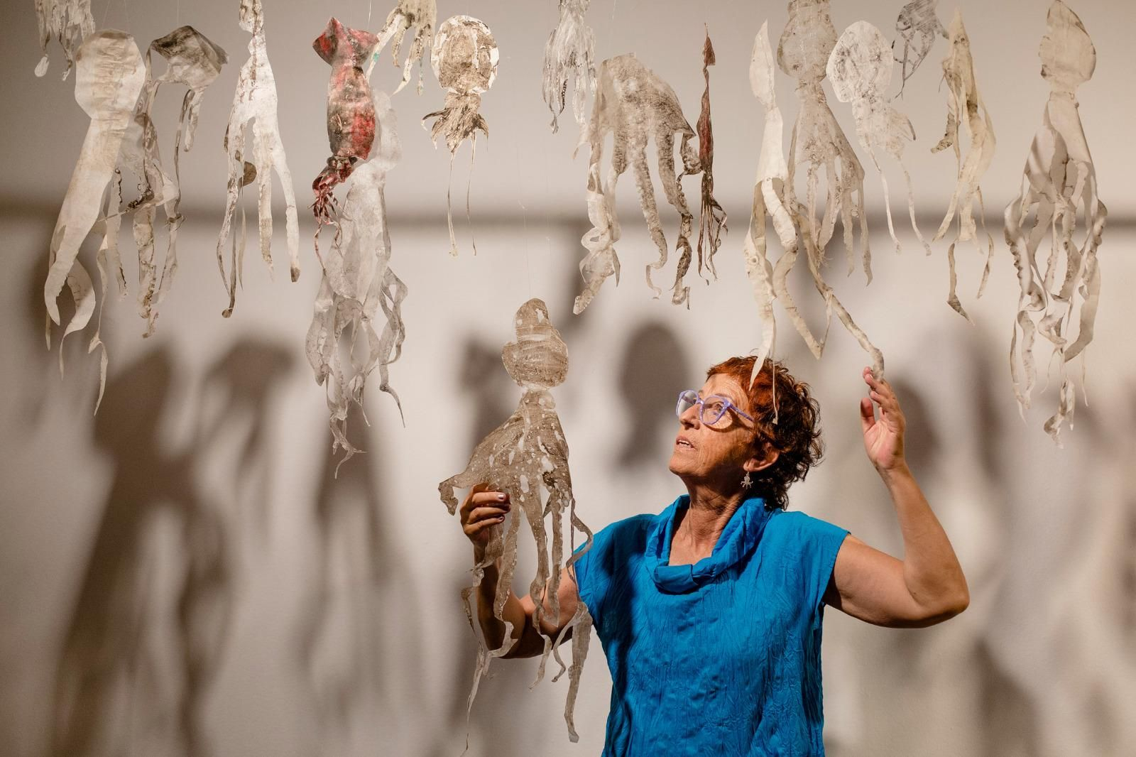 La artista Marisa Bascuñana, junto a una de las obras de 'Con la tinta del calamar'.