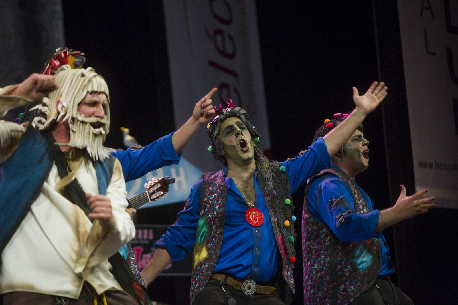 Chirigota El de las llaves con sus muertos.