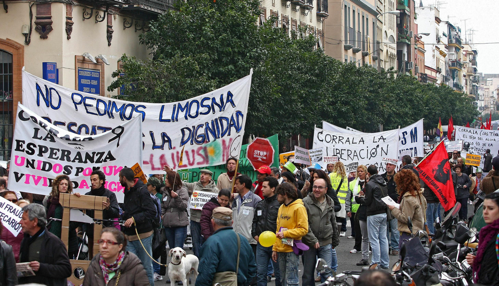 Una manifestación contra los desahucios en la Alameda de Hércules.