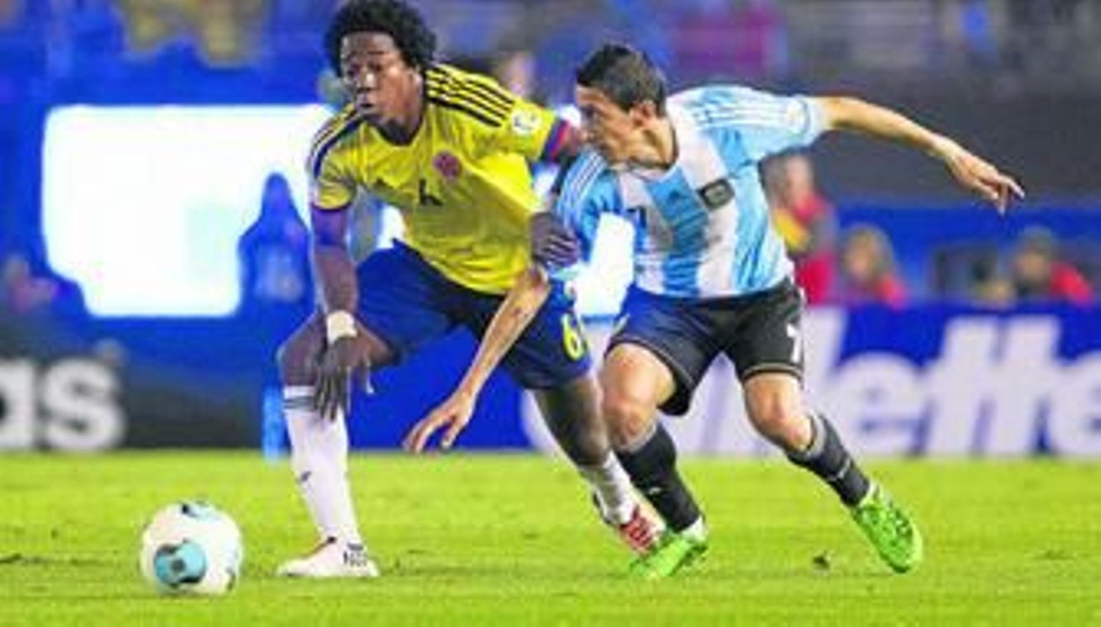 Carlos Sánchez trata de conducir el balón ante Di María durante un partido entre Colombia y Argentina.