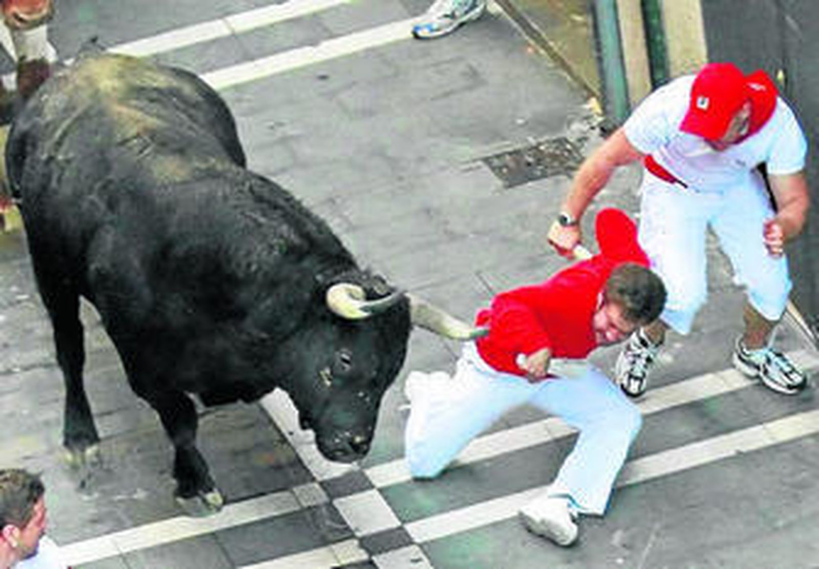 Uno de los toros de El Pilar tras empitonar el brazo derecho de un mozo.