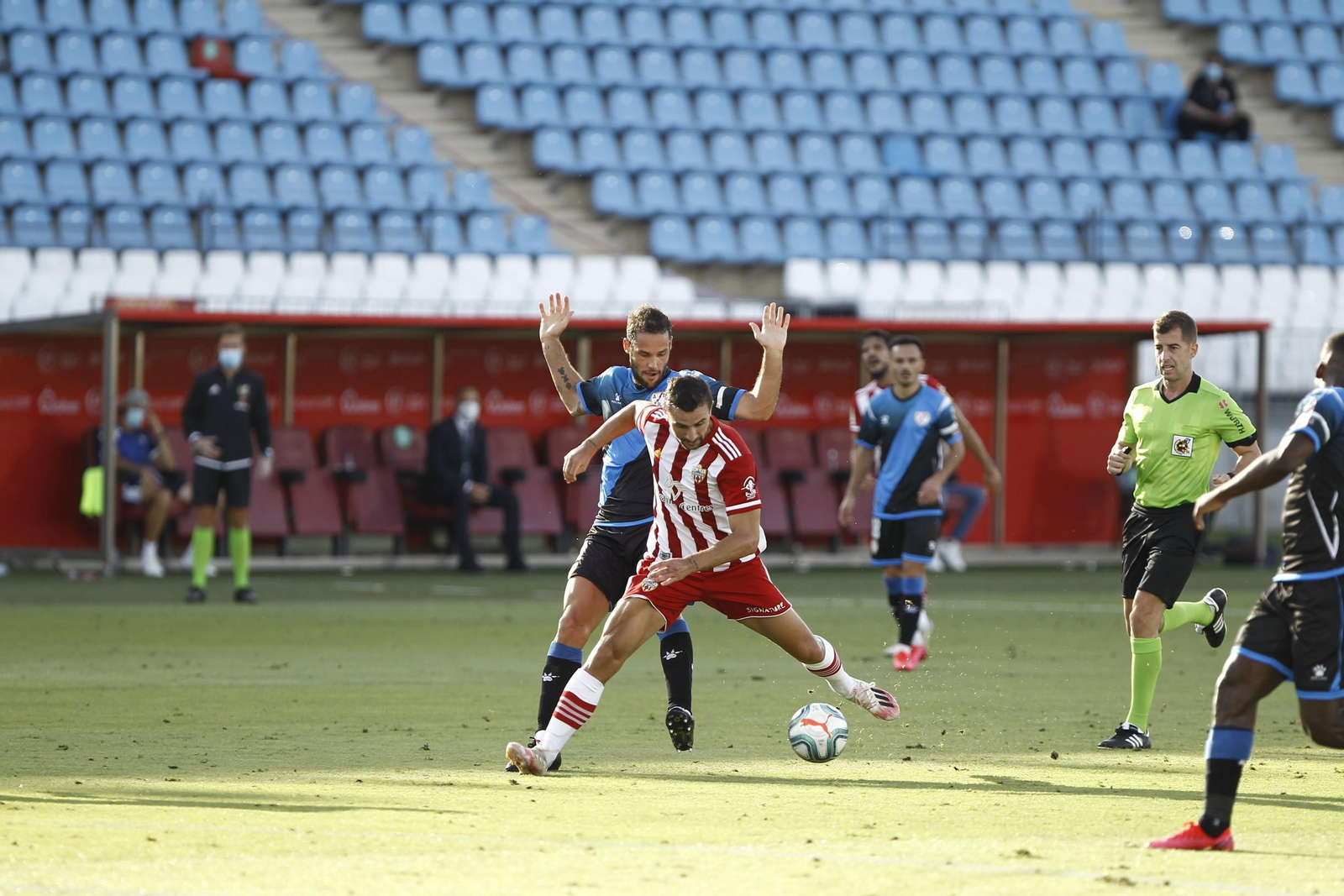 Juan Muñoz intenta zafarse de Mario Suárez en el duelo ante el Rayo