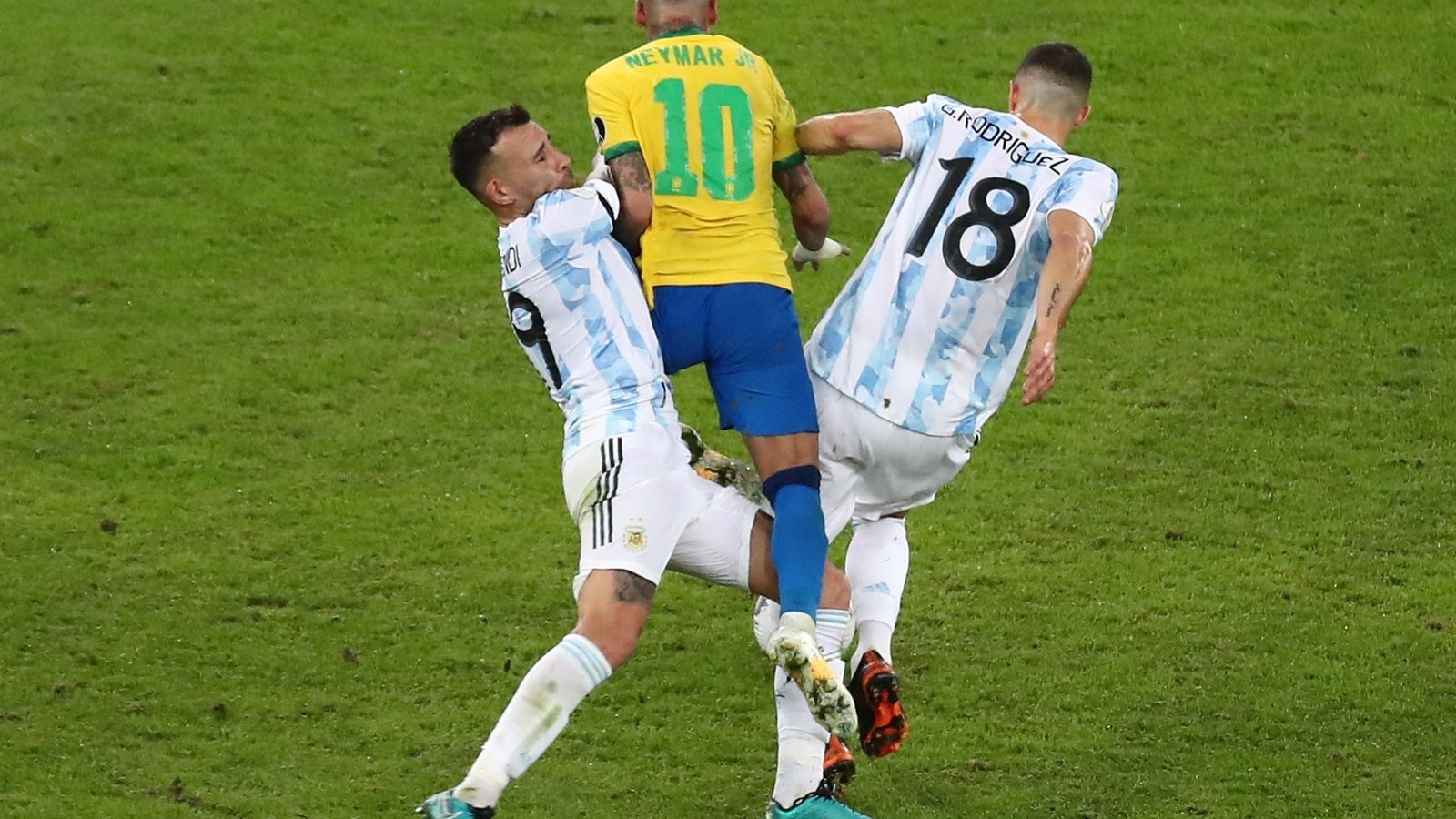 Guido Rodríguez y Otamendi frenan a Neymar.