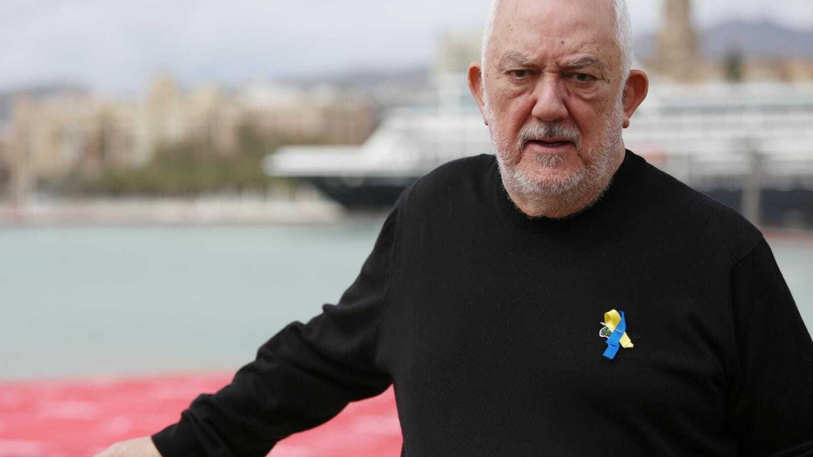 Imanol Uribe luce un lazo en solidaridad con las víctimas de la guerra de Ucrania.