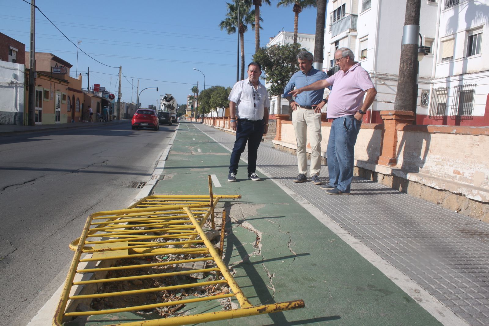 Un socavón en el carril bici de la Carretera de la Carraca.