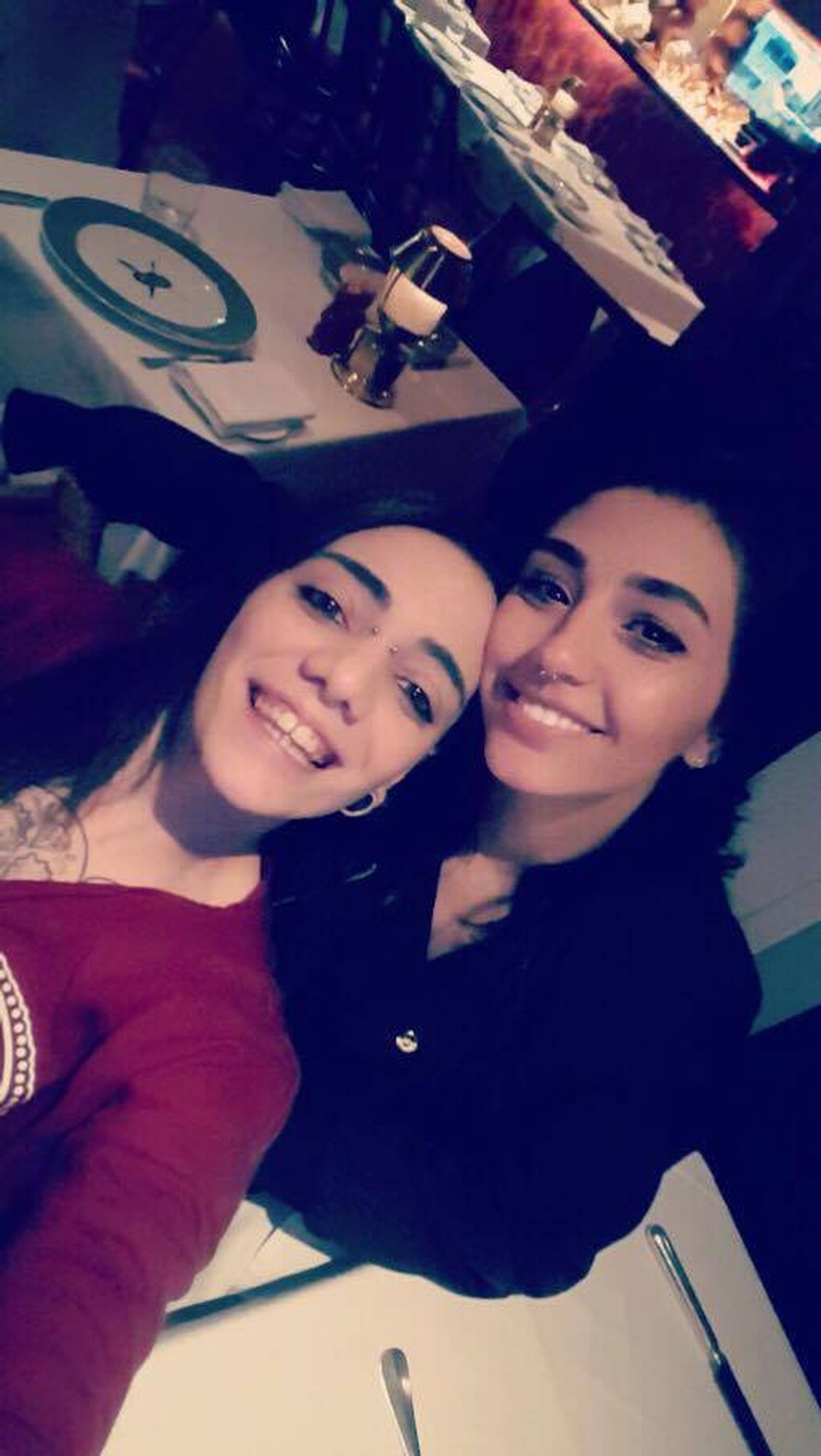 Las dos jóvenes, Jimena y Shaza.