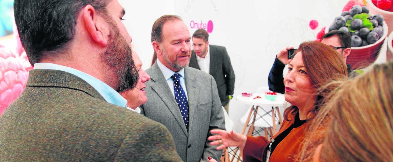 El presidente de Caja Rural del Sur, José Luis García-Palacios (centro), conversa con la consejera de Agricultura durante la pasada edición de Fruit Logistica.