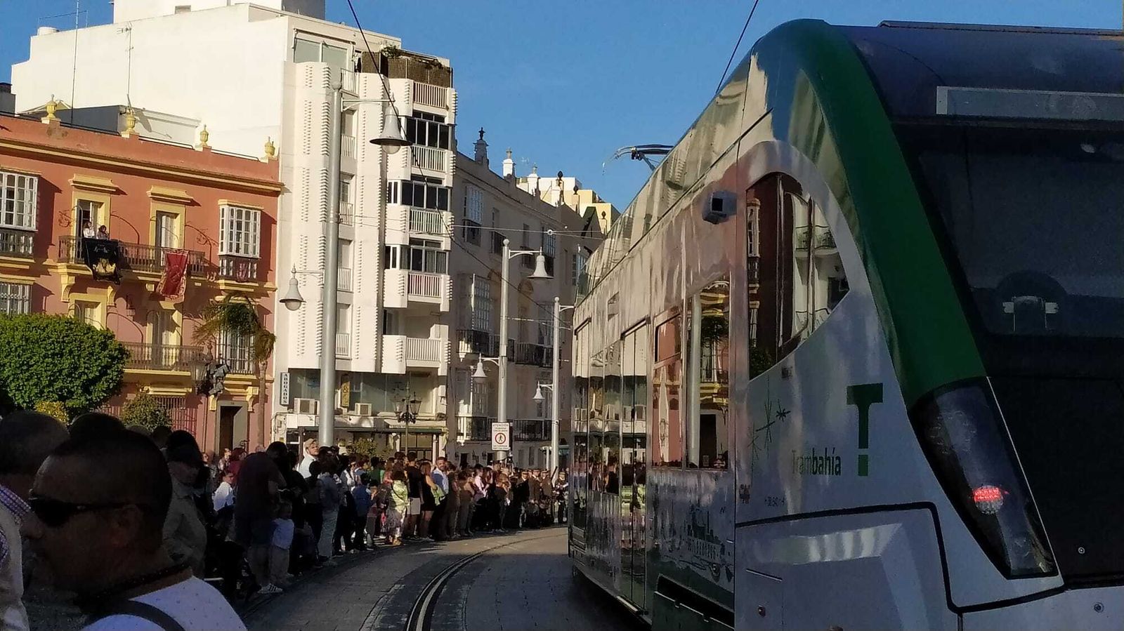 Las imágenes de la Soledad en procesión por las calles de San Fernando
