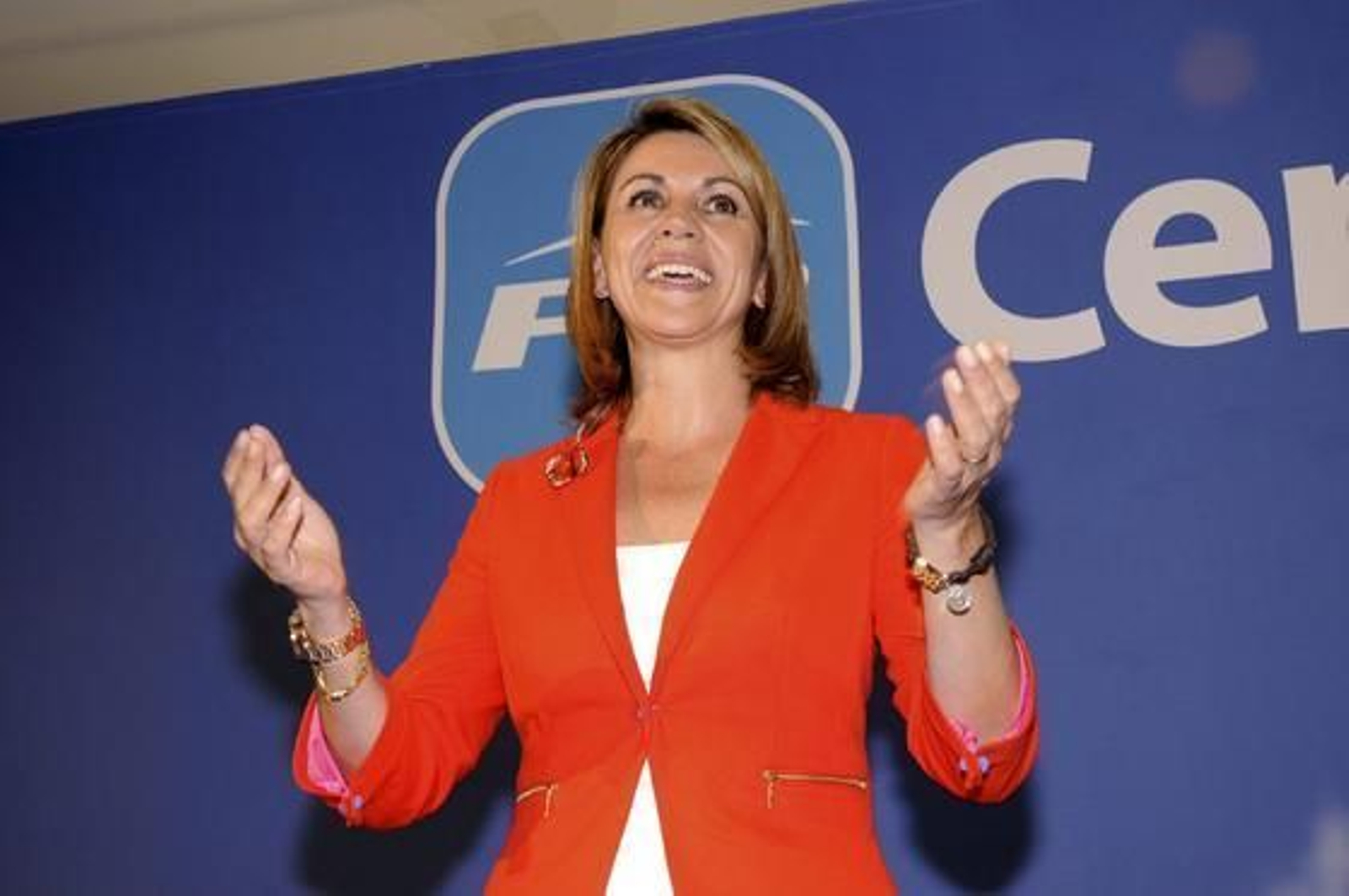 María Dolores de Cospedal, feliz tras conocer los resultados en Castilla La Mancha.  Foto: EFE