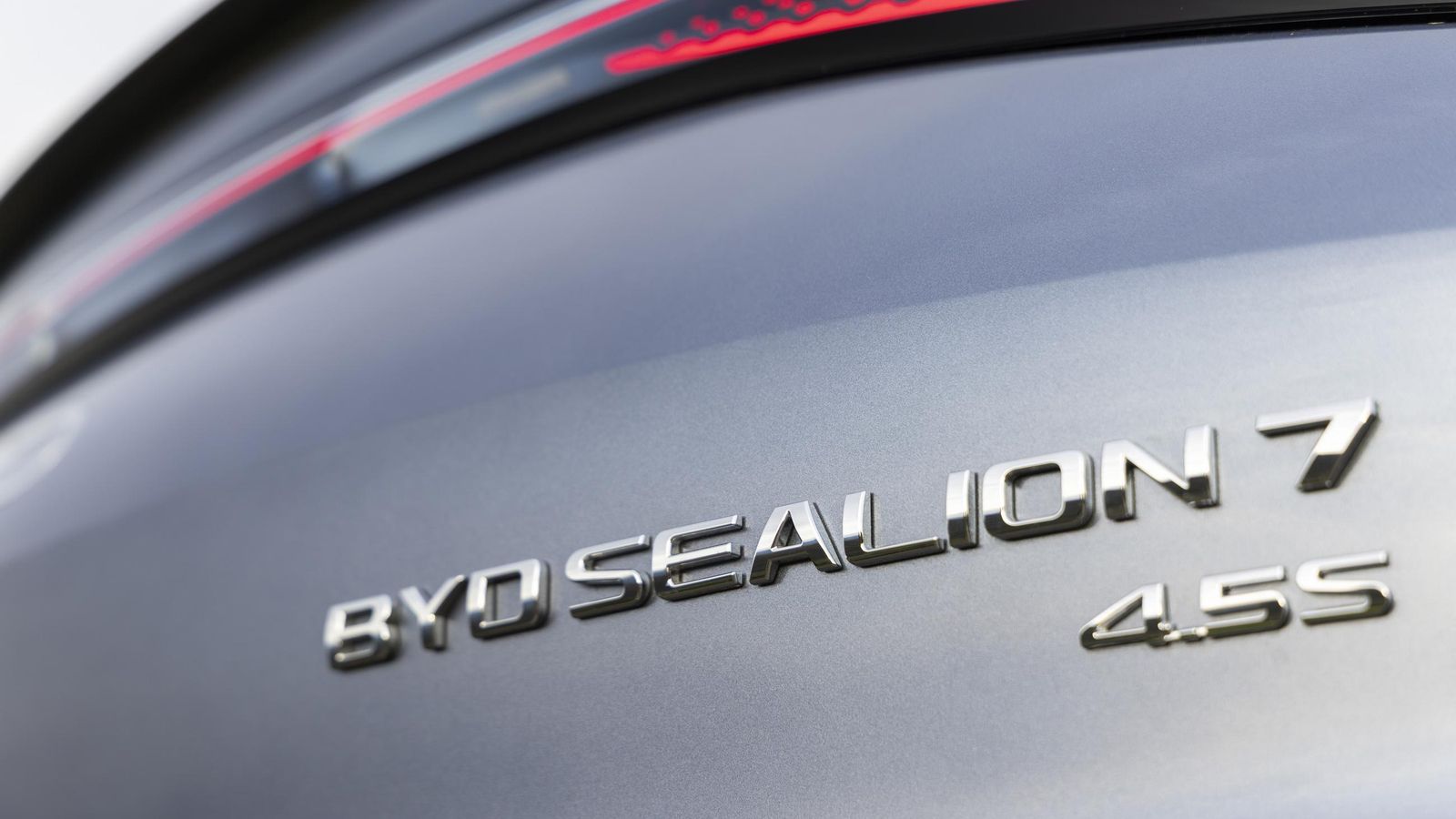 La inscripción del portón no deja lugar a dudas sobre el tiempo que, oficialmente, emplea este BYD en acelerar de 0 a 100 km/h; una puesta en valor poco común.