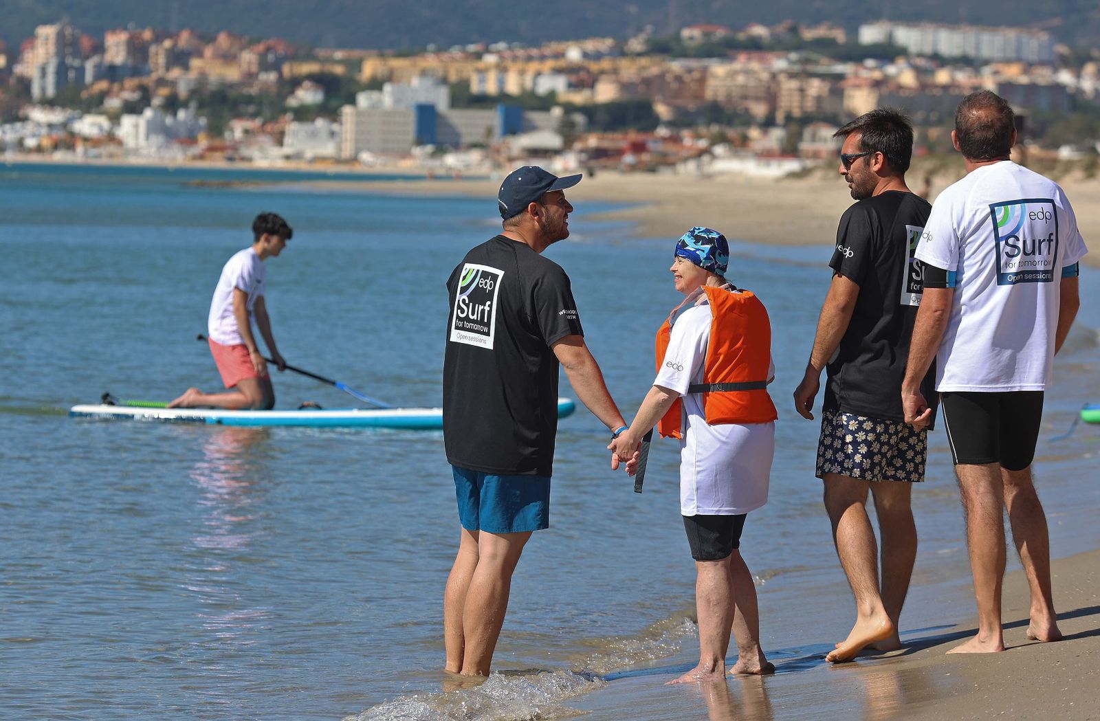 Fotos de la jornada de paddel surf inclusivo de EDP en Palmones