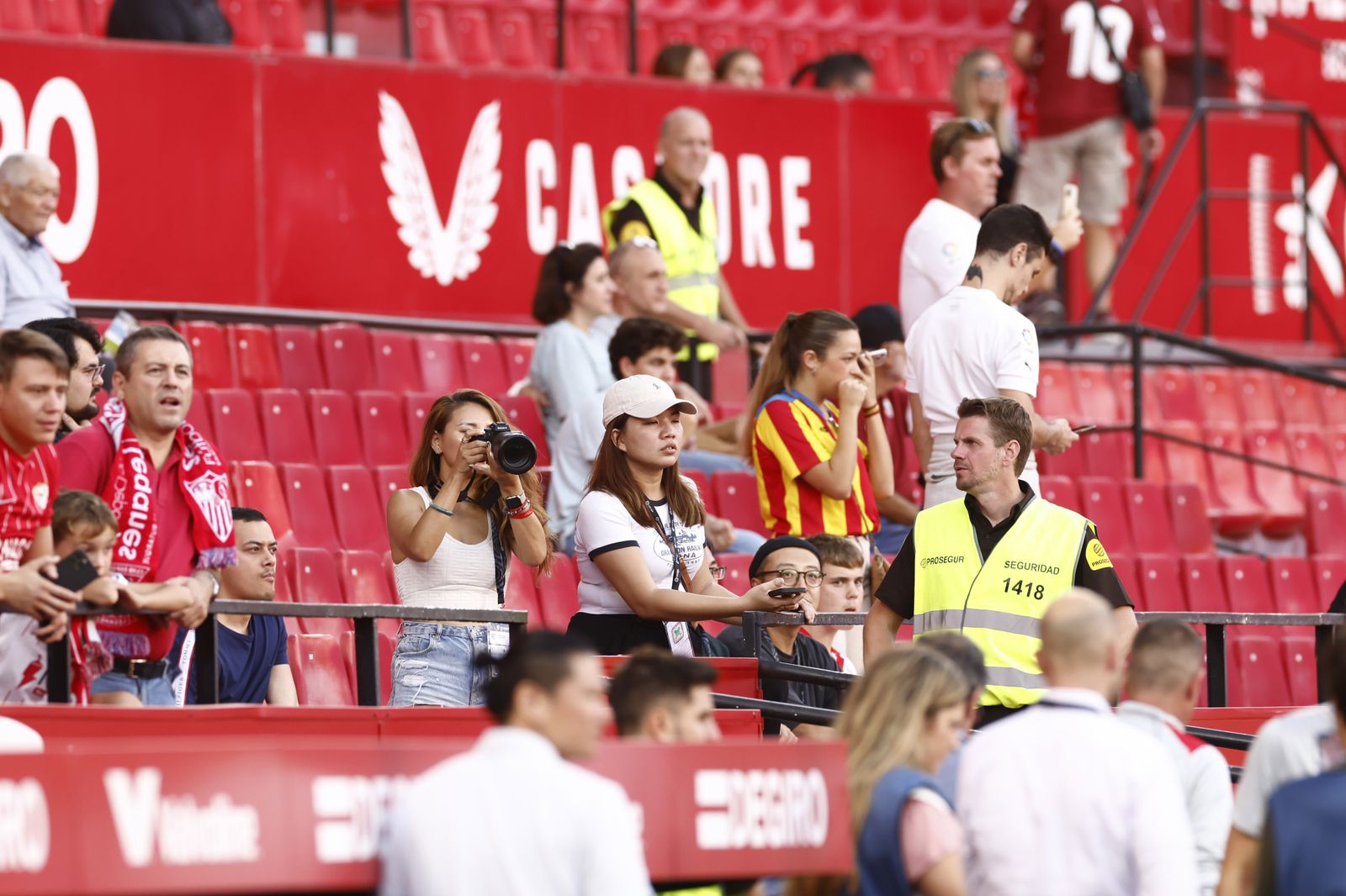 Búscate en las fotos del Sevilla-Valencia