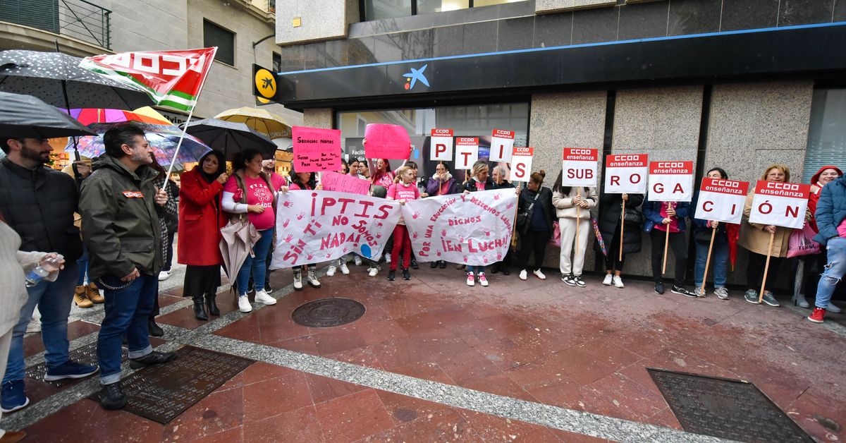 Protesta de la comunidad educativa de Algeciras en apoyo del personal ...
