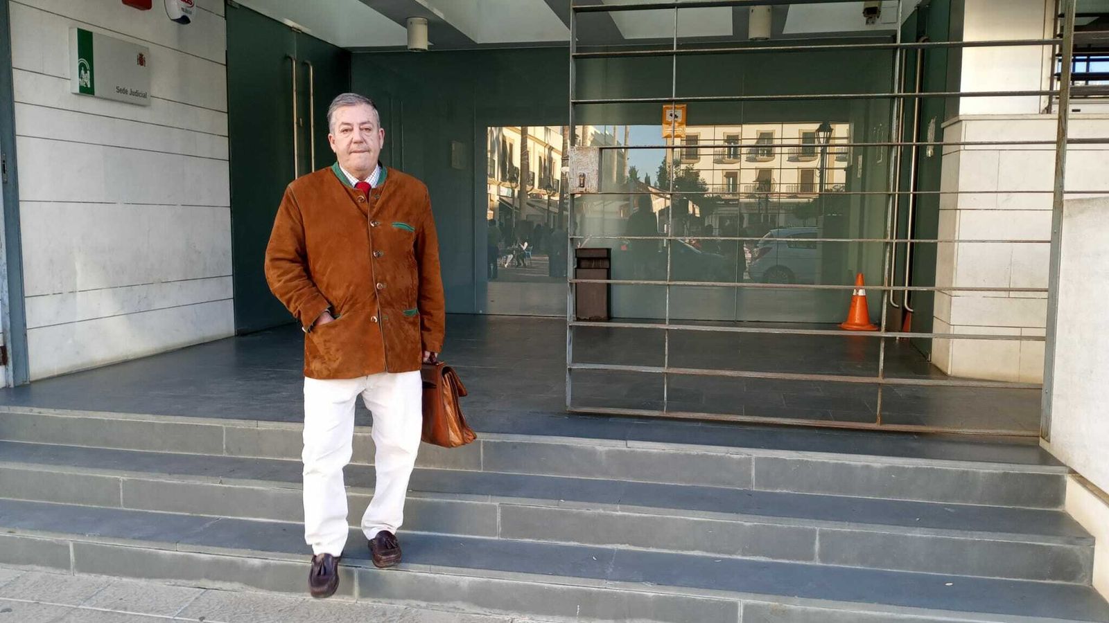 El letrado José Ignacio Bidón, en la puerta del Palacio de Justicia de La Palma del Condado.