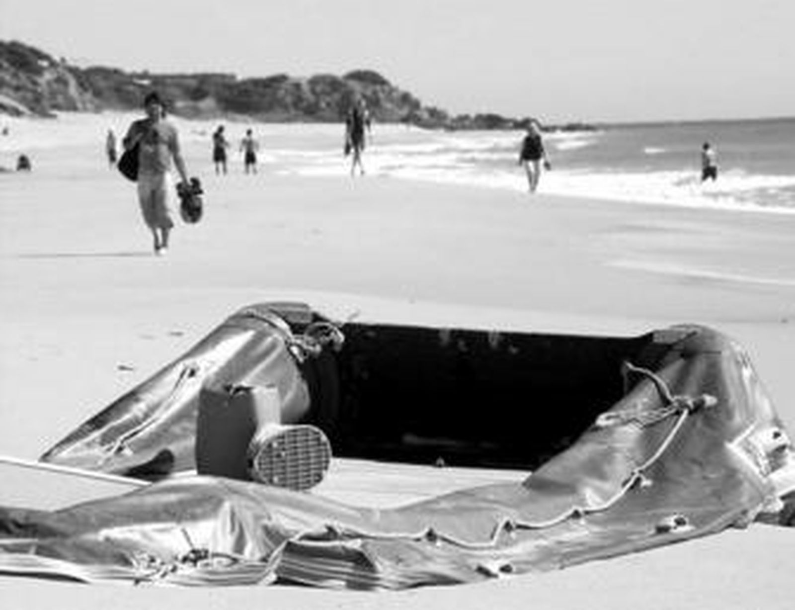 Neumática abandonada en la playa de Roche en la que supuestamente iba la mercancía.