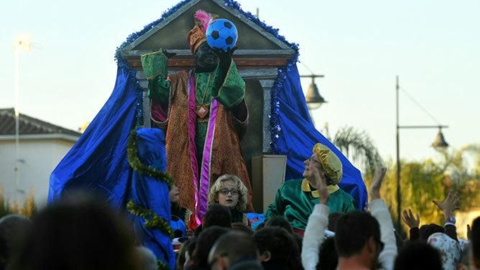 Baltasar sostiene uno de los balones que va a regalar en Encinarejo.