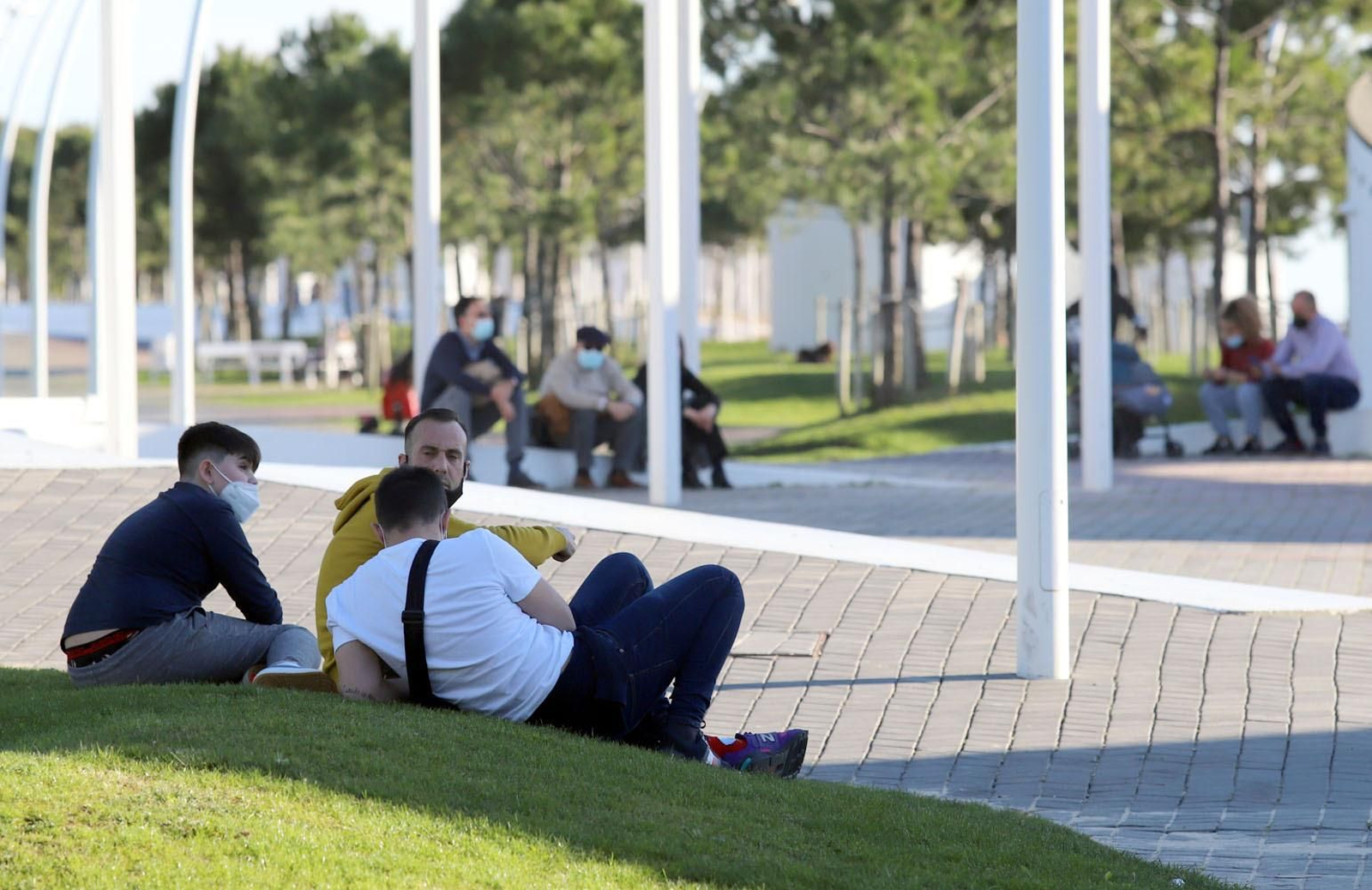 El buen tiempo del sábado llena de onubenses el Paseo de la Ría